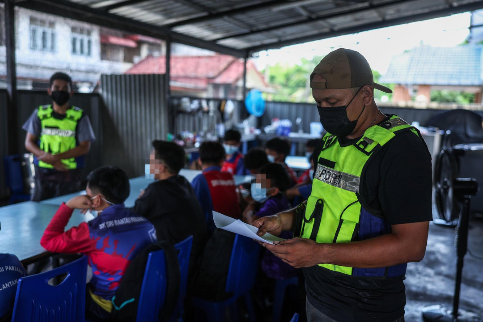 34名泰国学生通过非法渡口越过哥乐河前往学校，被警方普通行动部队扣留。