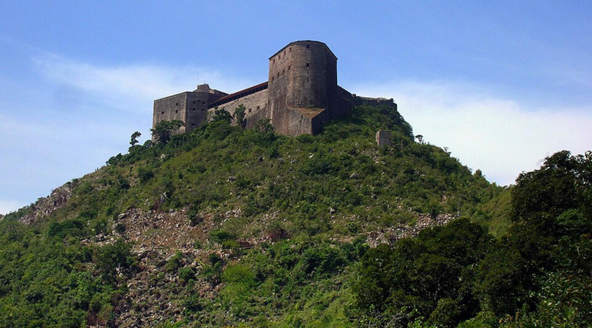 拉费里耶尔城堡被列入联合国教科文组织世界遗产名录。