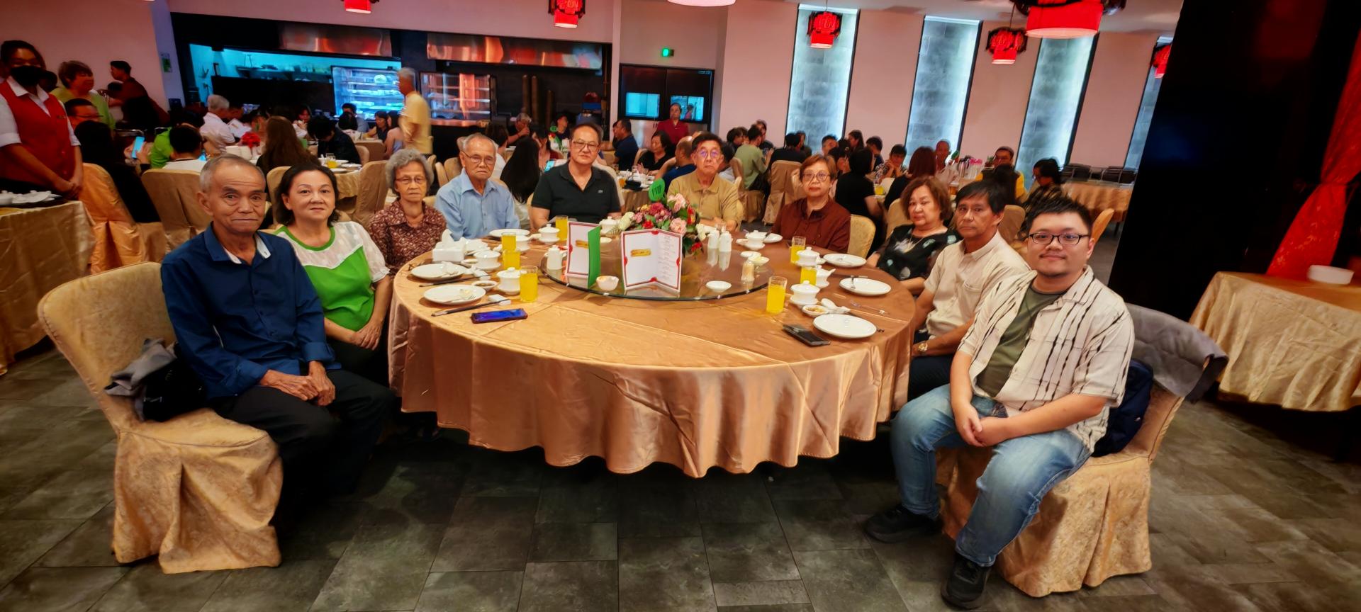 美里华人机器工会2026年春祭晚宴主桌嘉宾合影留念。左5为主席陈慧明。