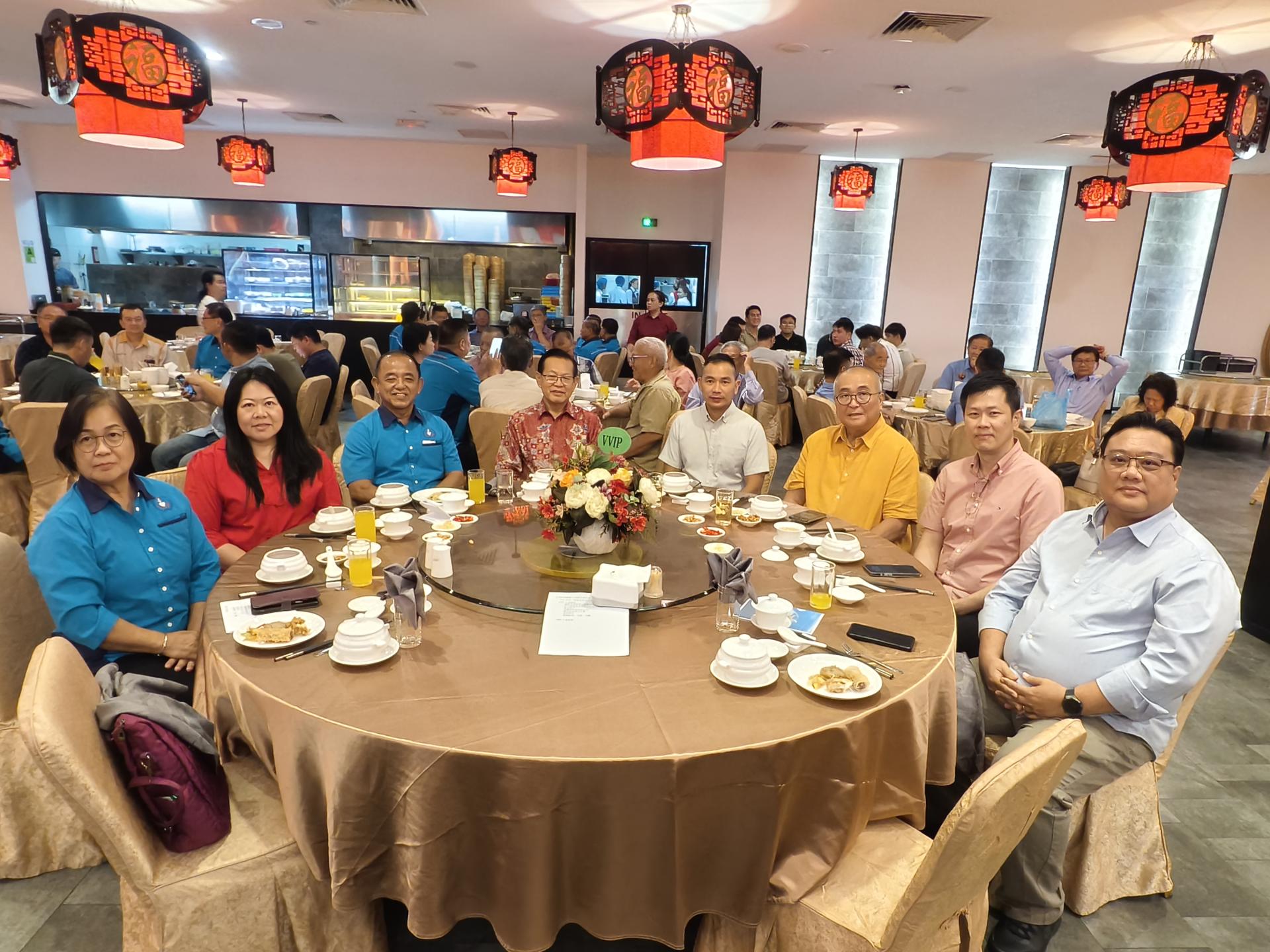 主桌嘉宾合影。左起为美里省及林梦省华文小学董事联合会副主席甲必丹官翠桃、砂拉越旅游副部长拿督陈超耀律师代表美里市议员蔡玮意、主席本固鲁叶增城、砂拉越交通部部长拿督斯里李景胜、联邦旅游、艺术及文化部副部长赵俊文律师代表吴玉麑、美里市长兼埔奕区议员俞小珊、美里省华人社团联合会会长许信隆，以及美里与林梦省华校教师公会主席赖昭恬校长。