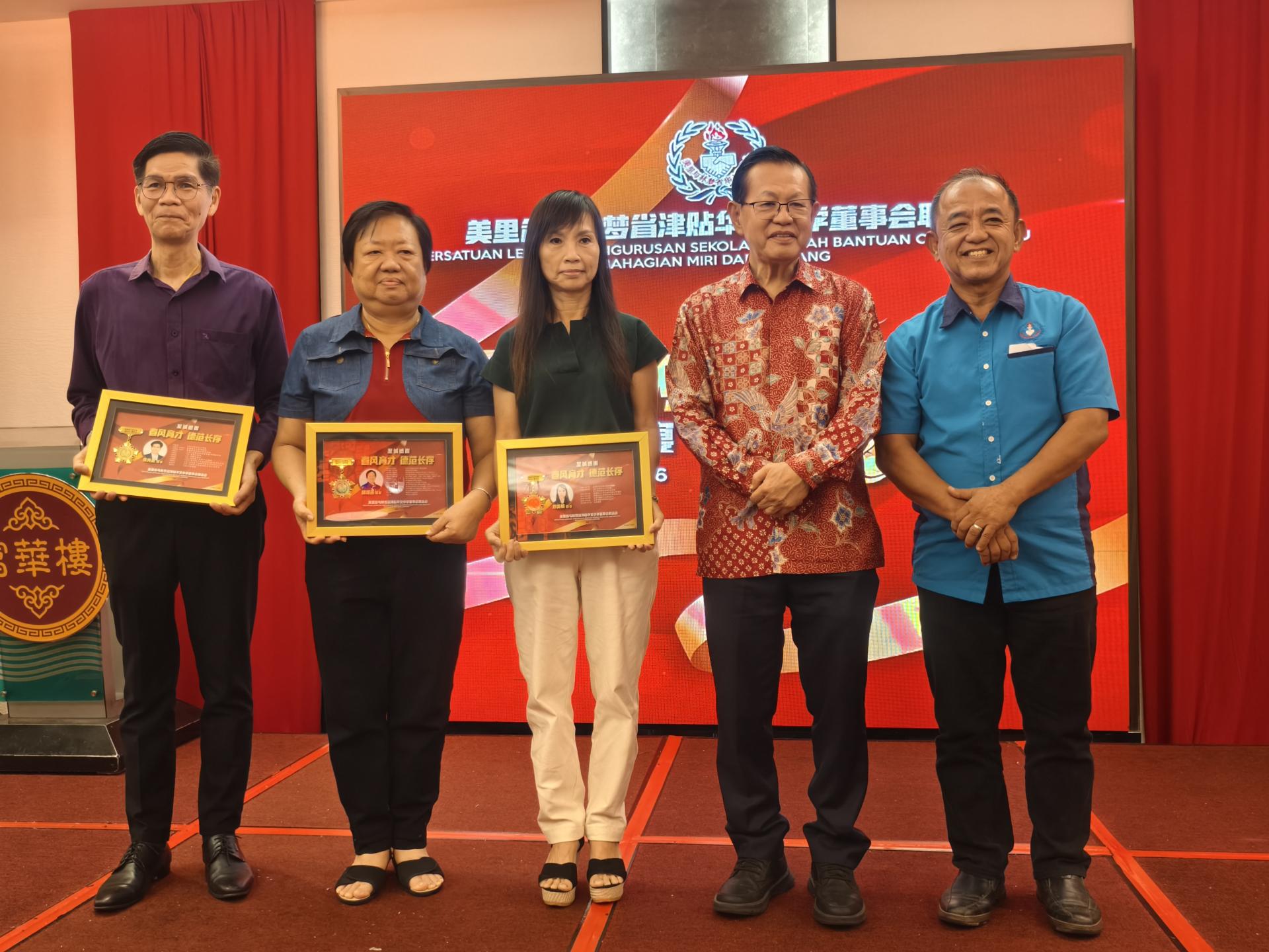 主宾拿督斯里李景胜（右2）在本固鲁叶增城（右1）陪同，颁赠纪念品予荣休校长。左起为受表扬者埔奕中华公学朱光武校长、石山启蒙学校赖观莲校长，及马鲁帝华南学校邓奕桃校长。