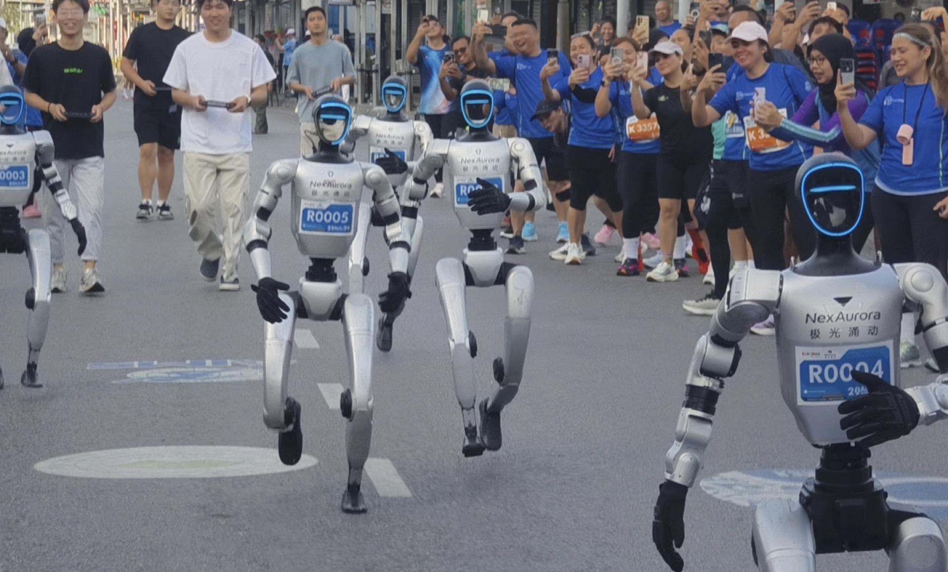 人形机器人参与250米赛跑。