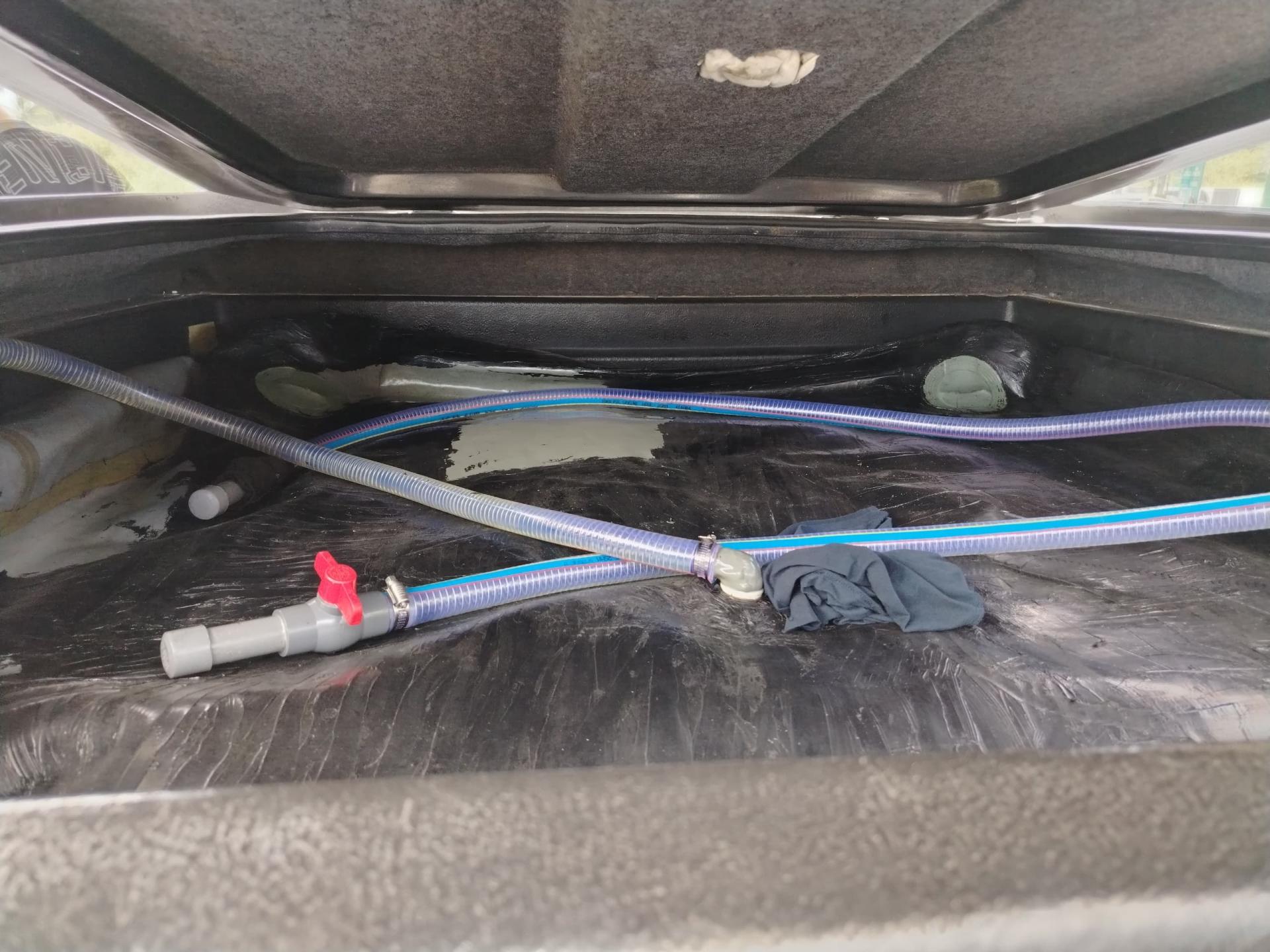 现场起获帆布储油袋及改装塑料桶，相信用于储存及转运柴油。