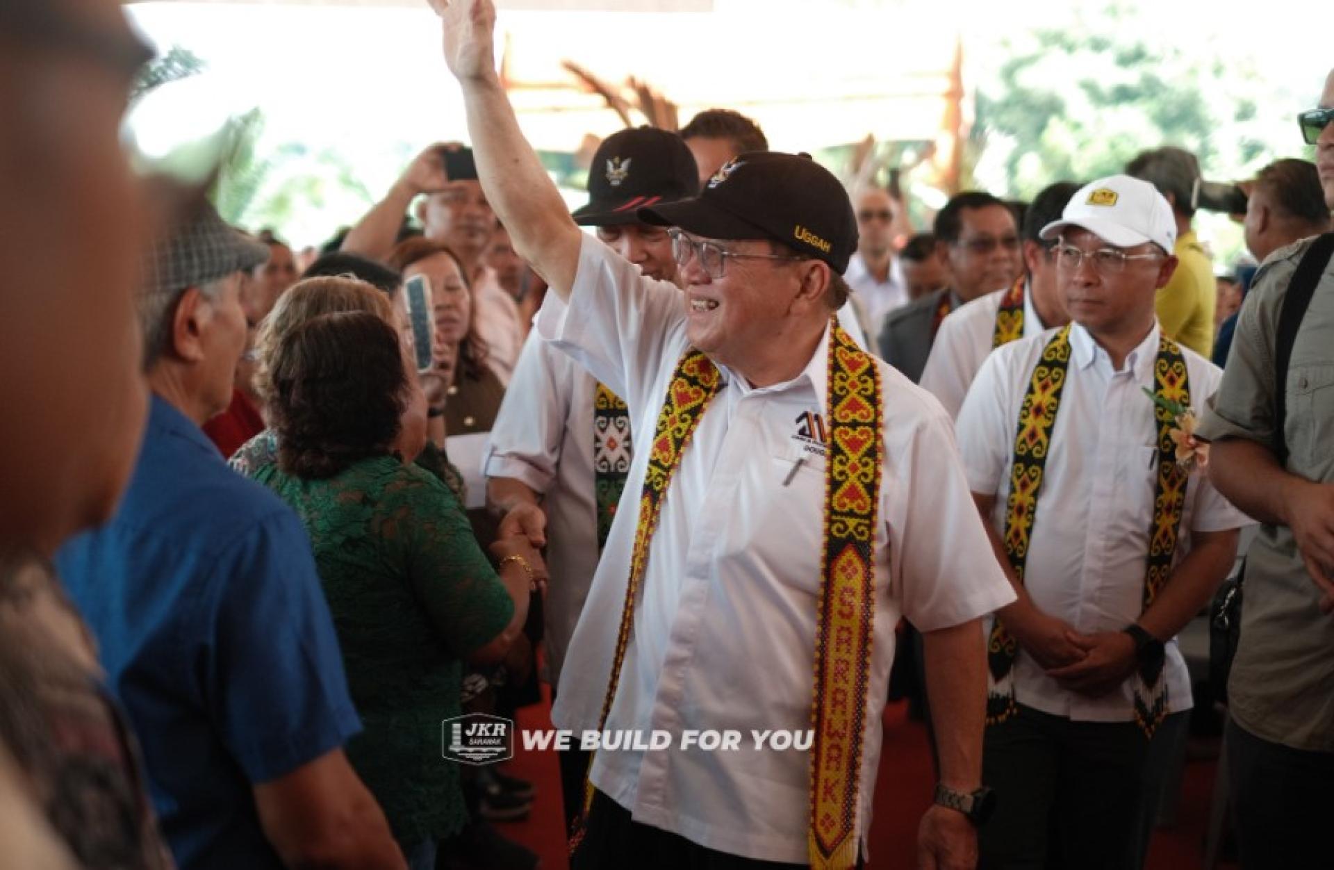 砂副总理兼第二财政与新经济部长、基础设施与港口发展部长拿督阿玛道格拉斯主持工程开幕。照片来源：工程局。