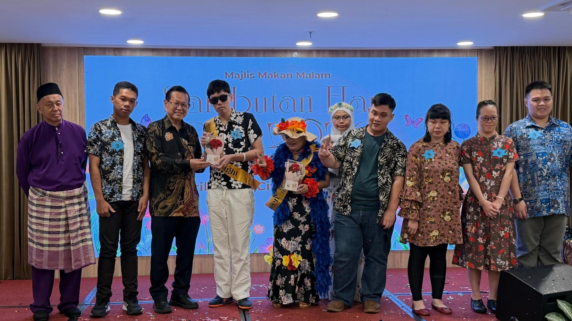 砂拉越交通部部长拿督斯里李景胜（左3）颁发最佳服装奖给获奖者。