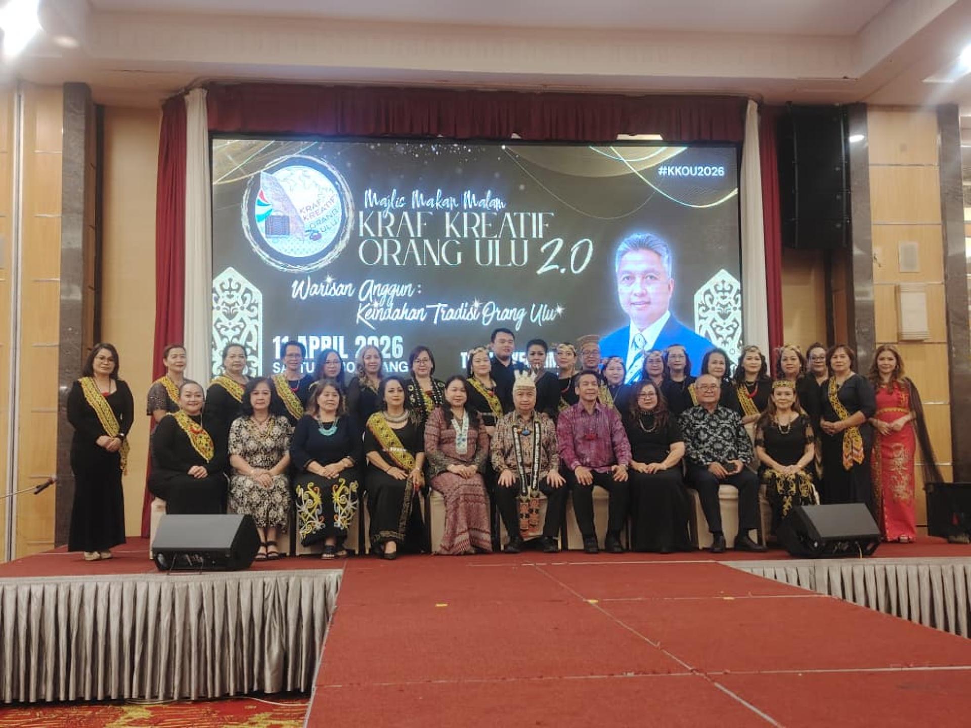 砂拉越旅游、创意产业及表演艺术部副部长拿督史诺丹拉旺（前排左6）与众嘉宾于“原住民创意手工艺晚宴2.0”合影。