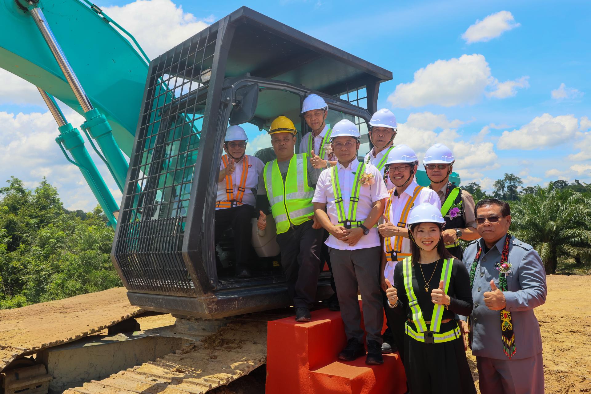 阿玛道格拉斯今日在美里出席“乌鲁特鲁甘榜道路铺设工程动土礼”，并宣布工程正式启动。