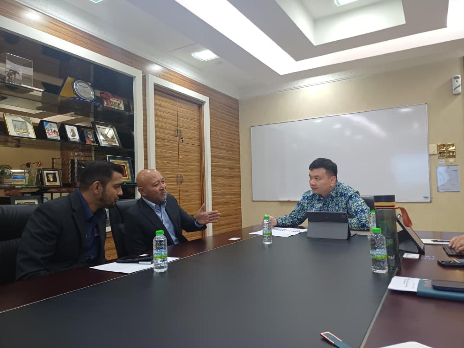 赵俊文（右）与吉隆坡随上随下观光巴士公司首席执行员赛阿扎尔会面交流，了解观光巴士运作模式。