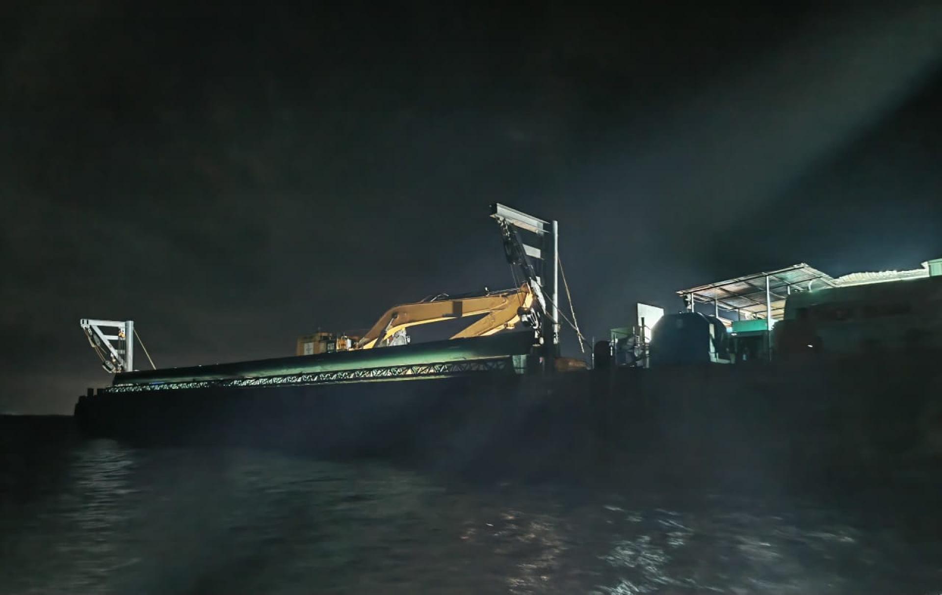 海事执法人员在美里海域展开行动，扣留两艘涉嫌违例的本地驳船。