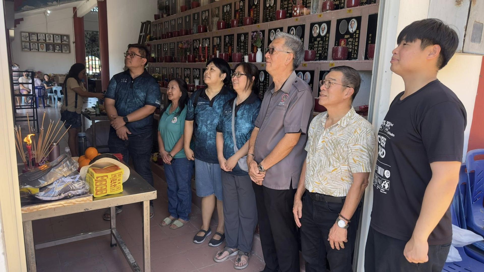 美中校友会一行人于清明节前往廉律骨灰塔祭拜叶耀恒老师。