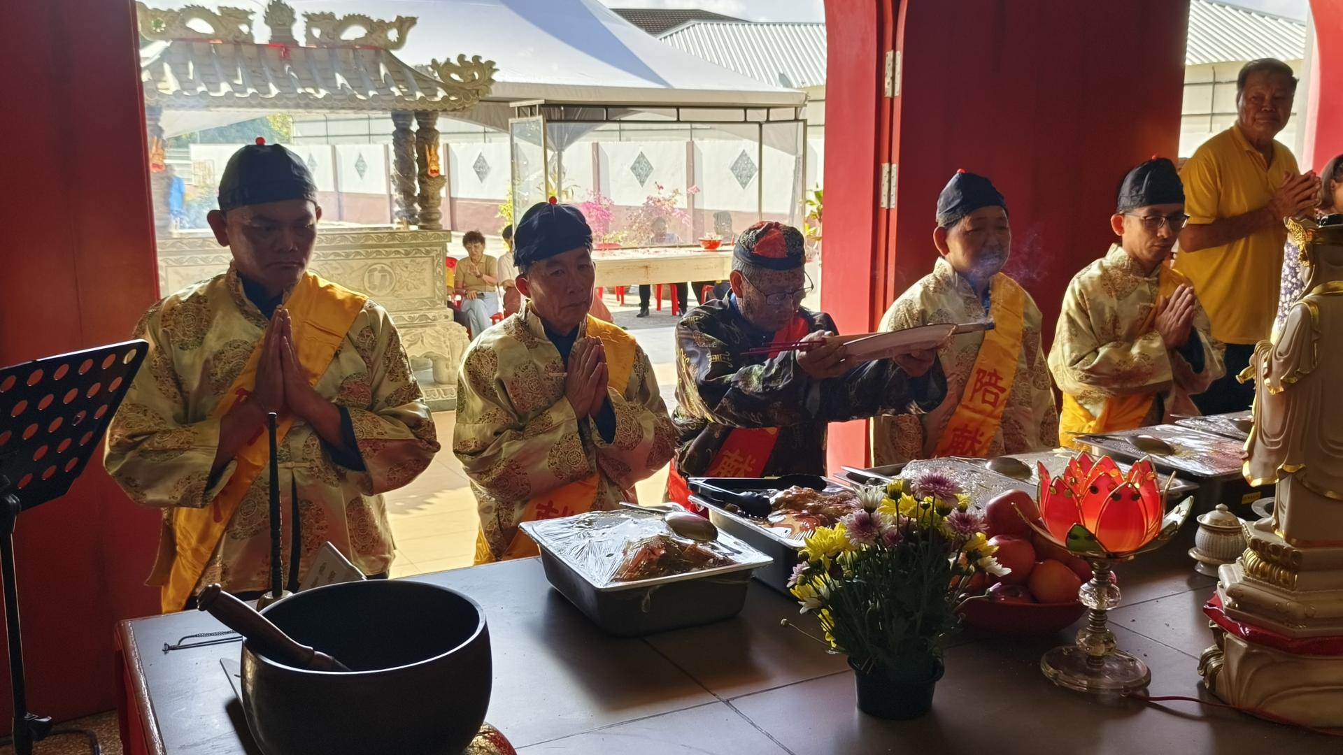 紫星阁春祭大典庄严肃穆，主祭者与陪祭者依序进行敬拜仪式。