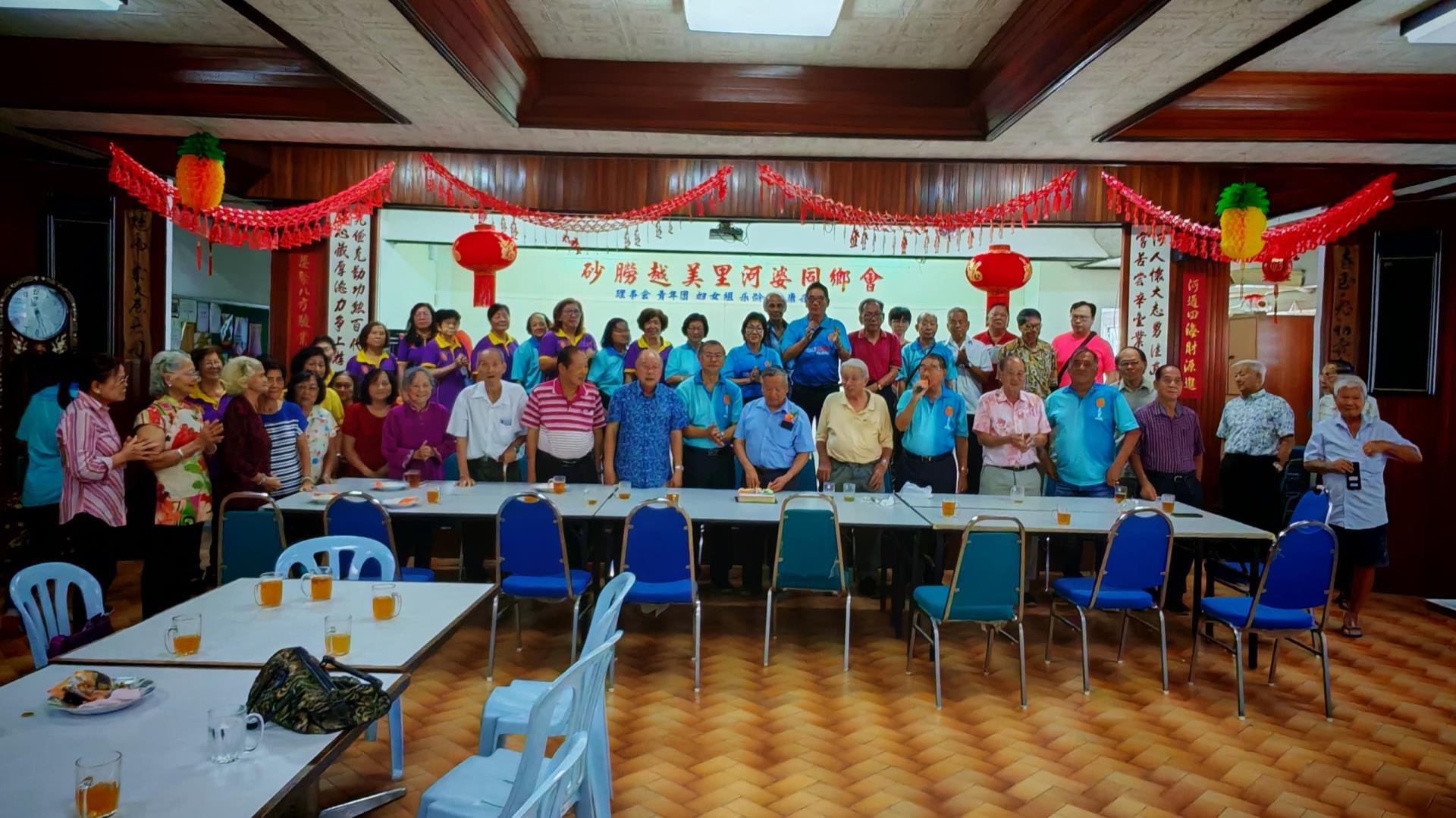 美里河婆同乡会四月份乐龄聚餐暨庆生会，寿星与乐龄组员合影。