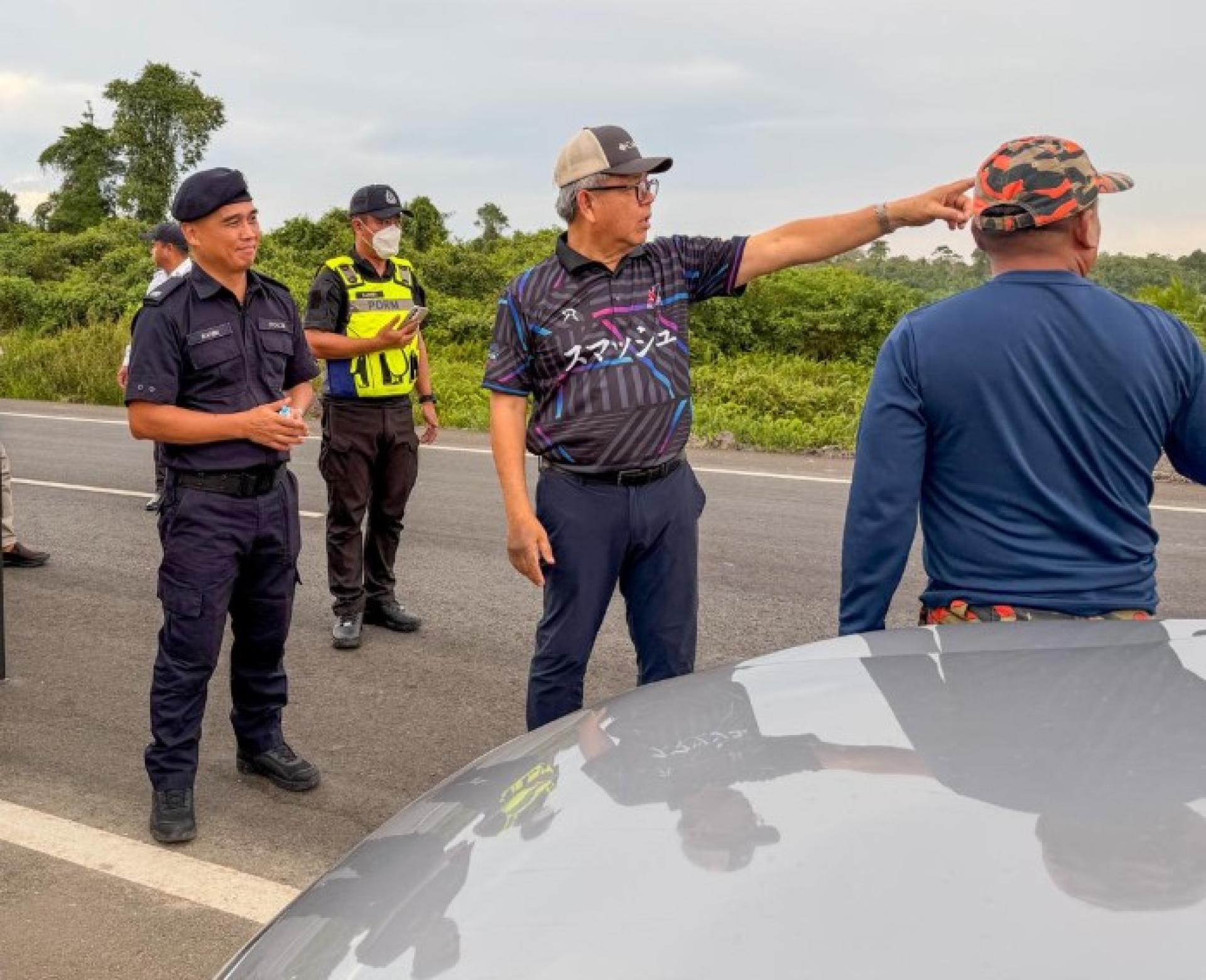 阿末佐尼昨日视察伊干森林灭火行动进展。