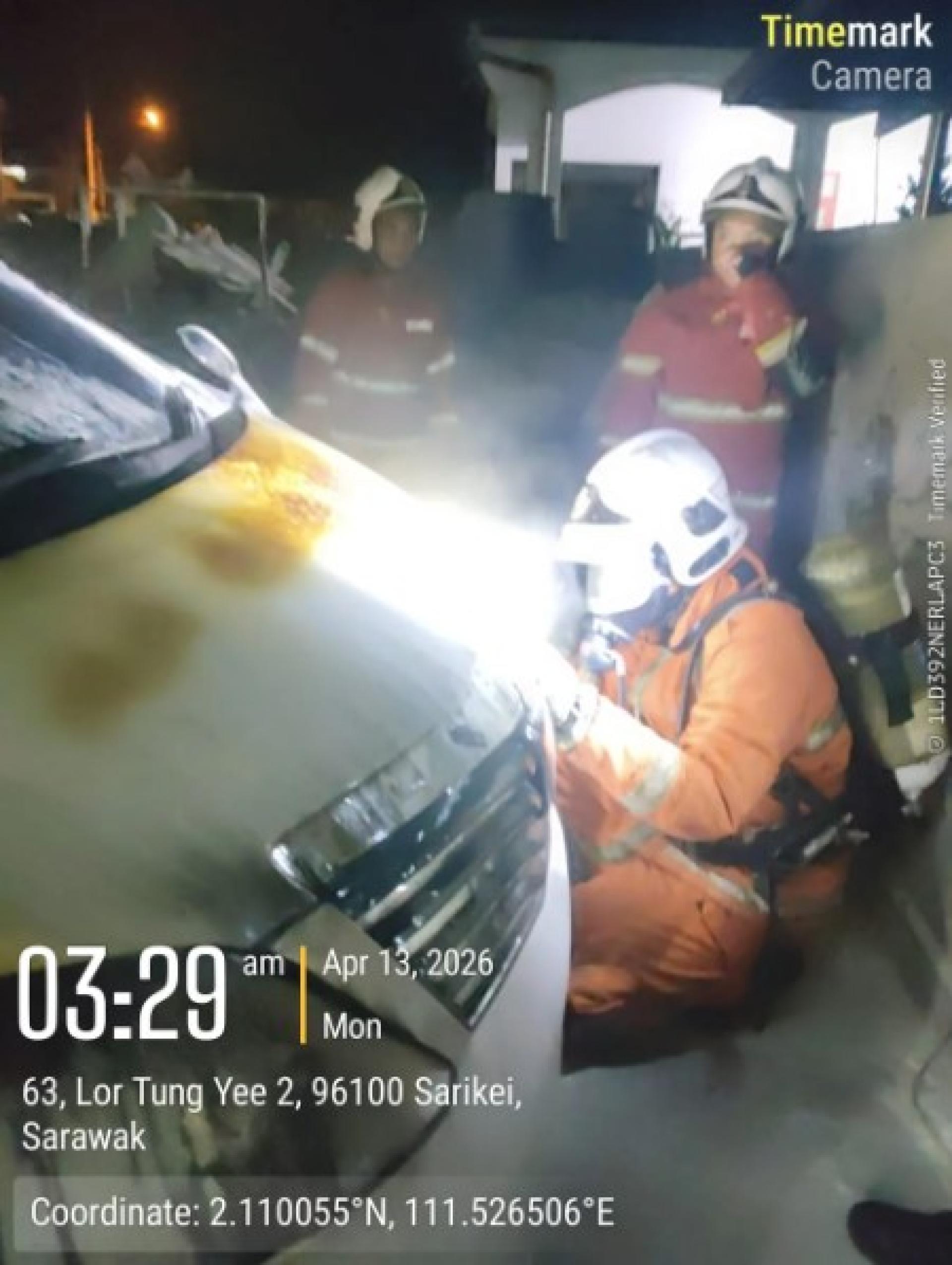 消拯人员在泗里街敦宜路为起火的丰田Alphard进行后续灭火作业。