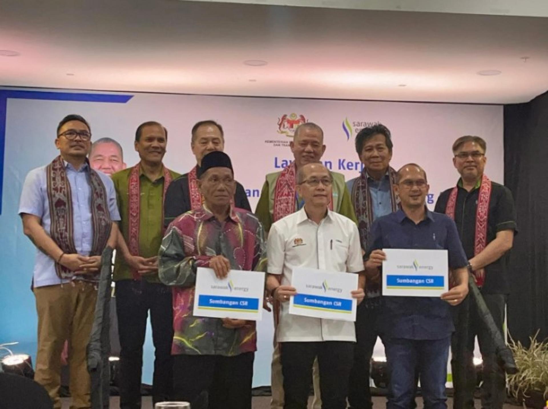 法迪拉与其他嘉宾在参访巴当艾水力发电站后，出席PETRA砂拉越区团队企业社会责任活动及午宴，并见证向巴当艾三所宗教场所移交捐款。