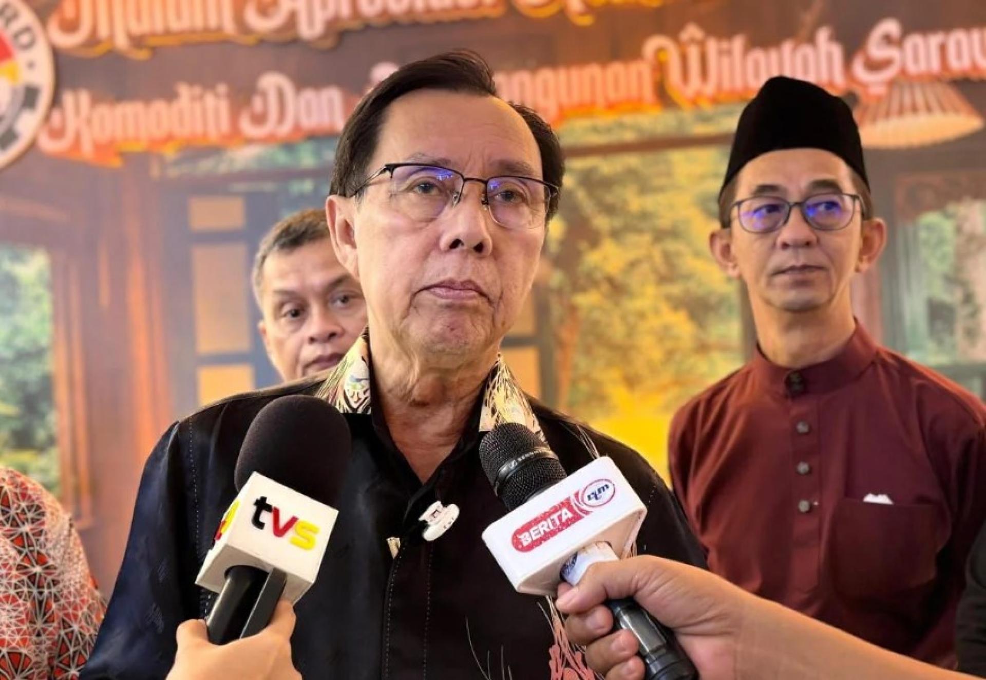 伦迪接受媒体采访。