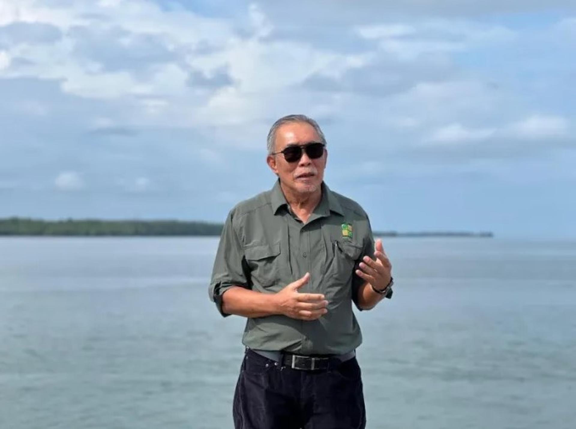 连达立于2026年4月12日在拉让甘榜码头参与RTM纪录片《自然交响曲》拍摄。