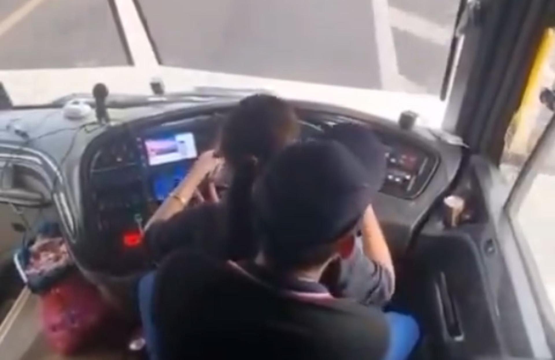 司机让女友坐在大腿上握着方向盘行驶。