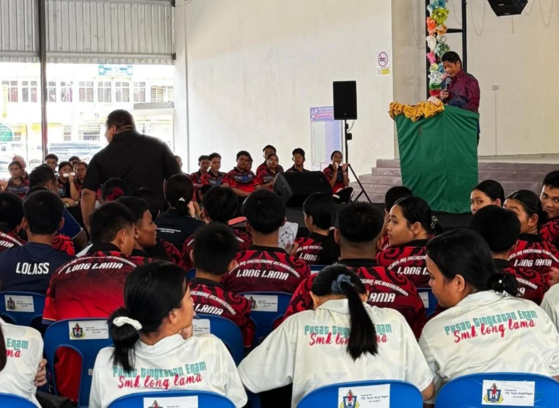 丹尼斯在“SABERKAS Reach Out 2026”计划中发表演讲。