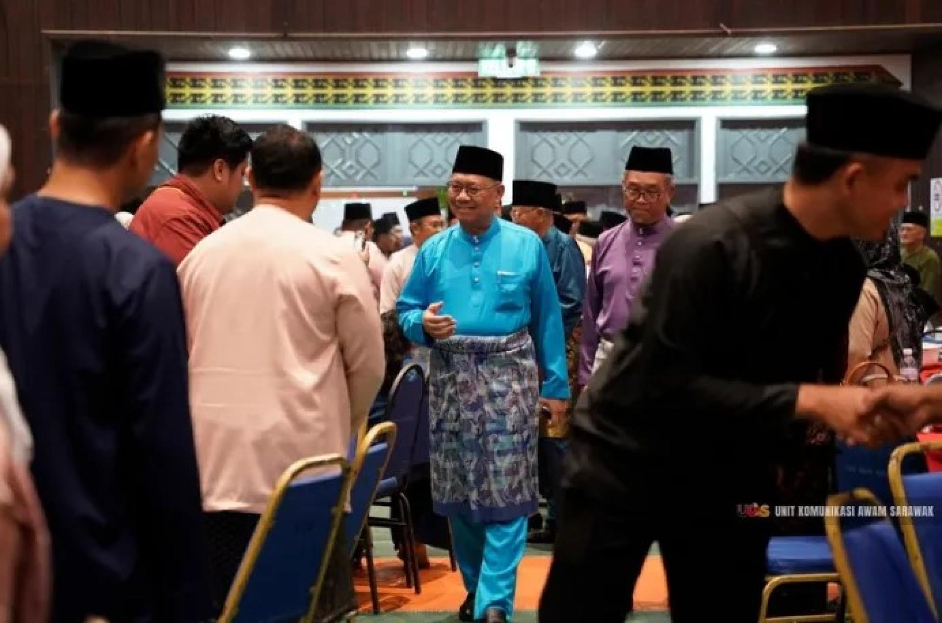 朱莱希代表阿邦佐哈里在成邦江开斋节活动上迎接嘉宾（2026年4月12日）。