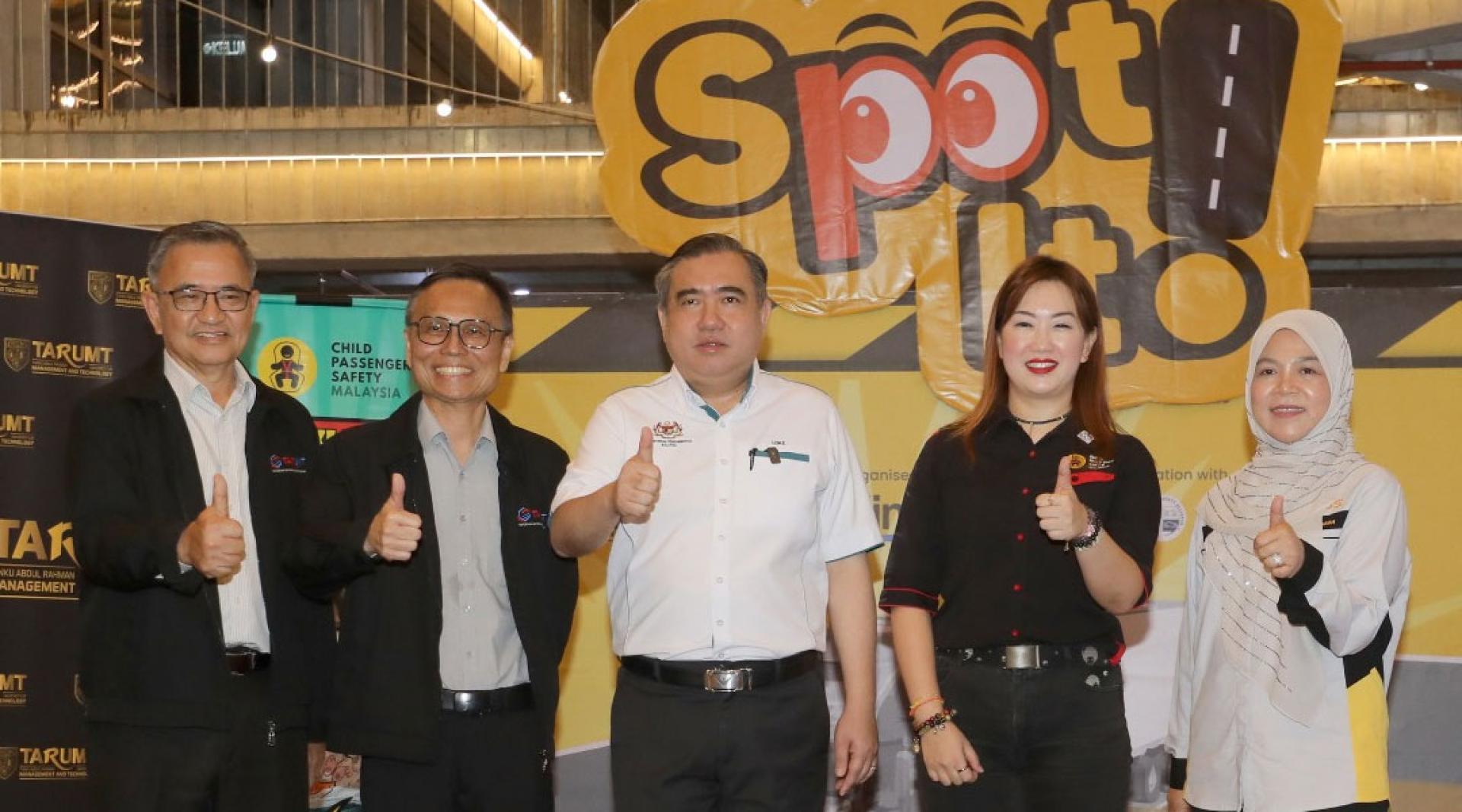 嘉宾们一起为“道路安全：警惕视觉死角”醒觉运动主持推介礼，左起为石家裕、李仕伟、陆兆福、陈美军及西蒂扎哈拉。