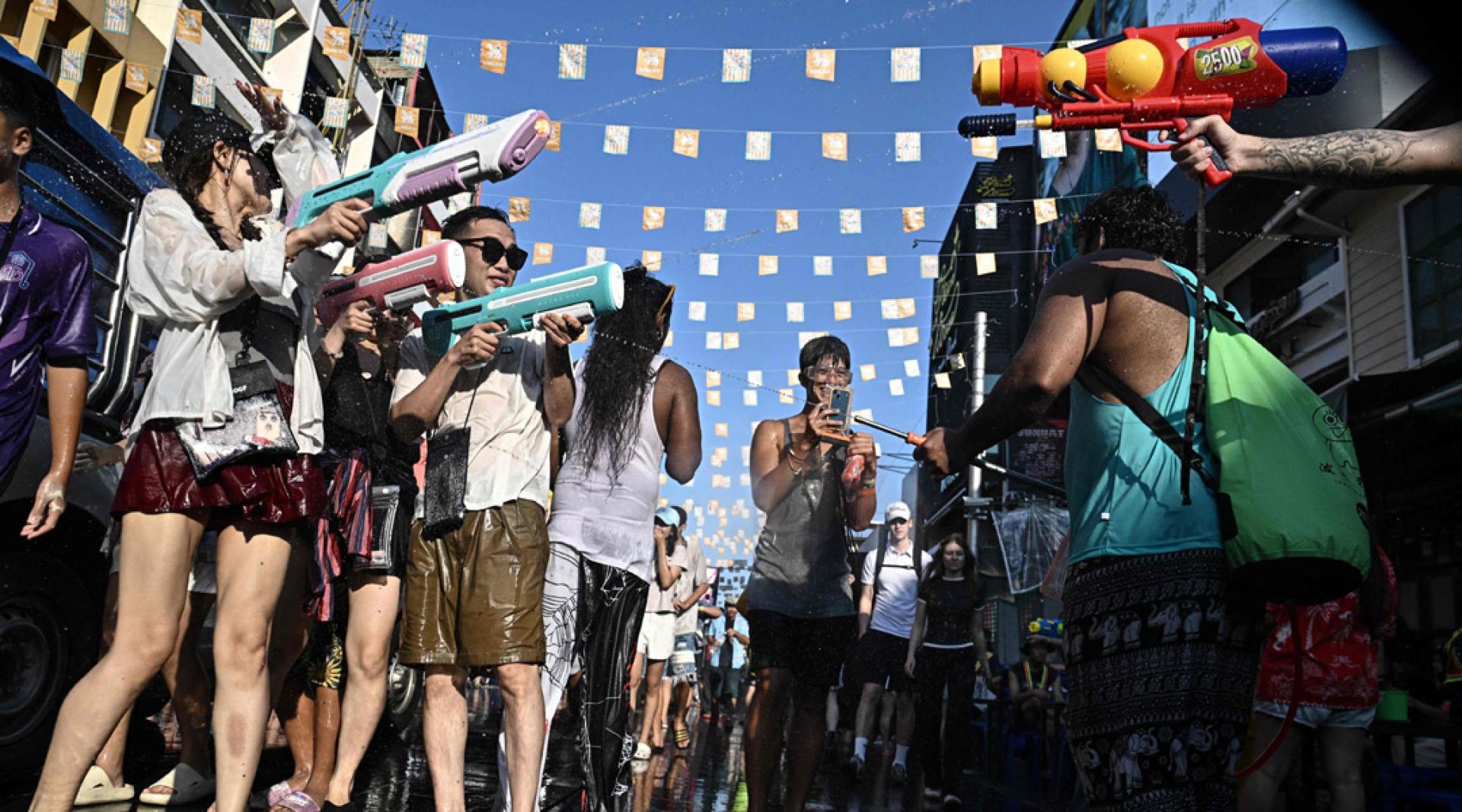 在泰国泼水节前夕，狂欢者12日在曼谷进行大规模泼水大战。