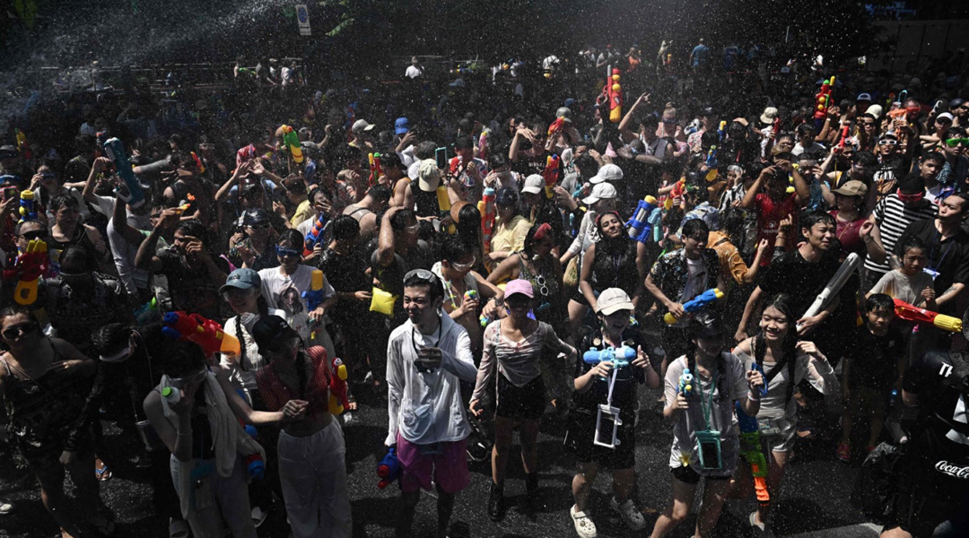 4月13日4月15日是泰国泼水节，连续3天的公共假期加上周末，让民众连假狂欢。图为是隆路12日的情景。