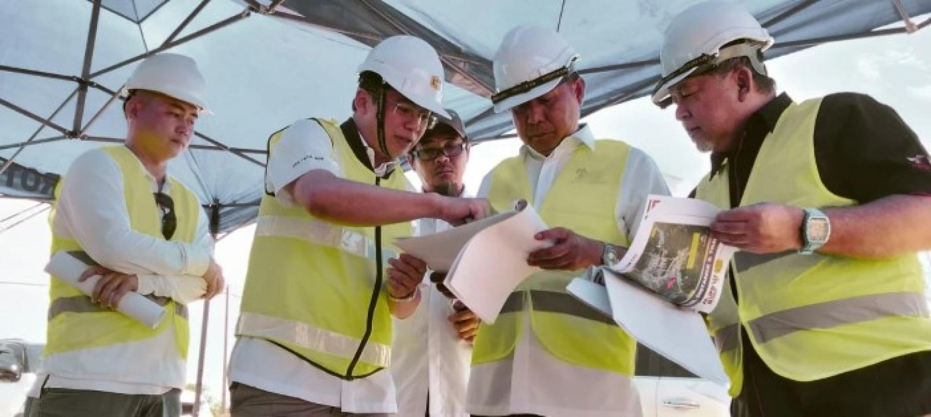 艾代尔与惹拔州议员依斯干达图基一同听取由公共工程局与承包商汇报双向公路项目进展。