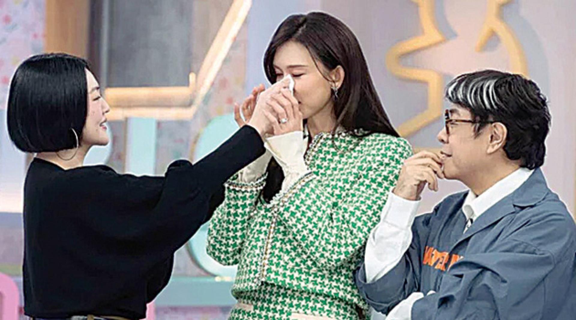 林志玲（中）落泪告白小S惹全场鼻酸。