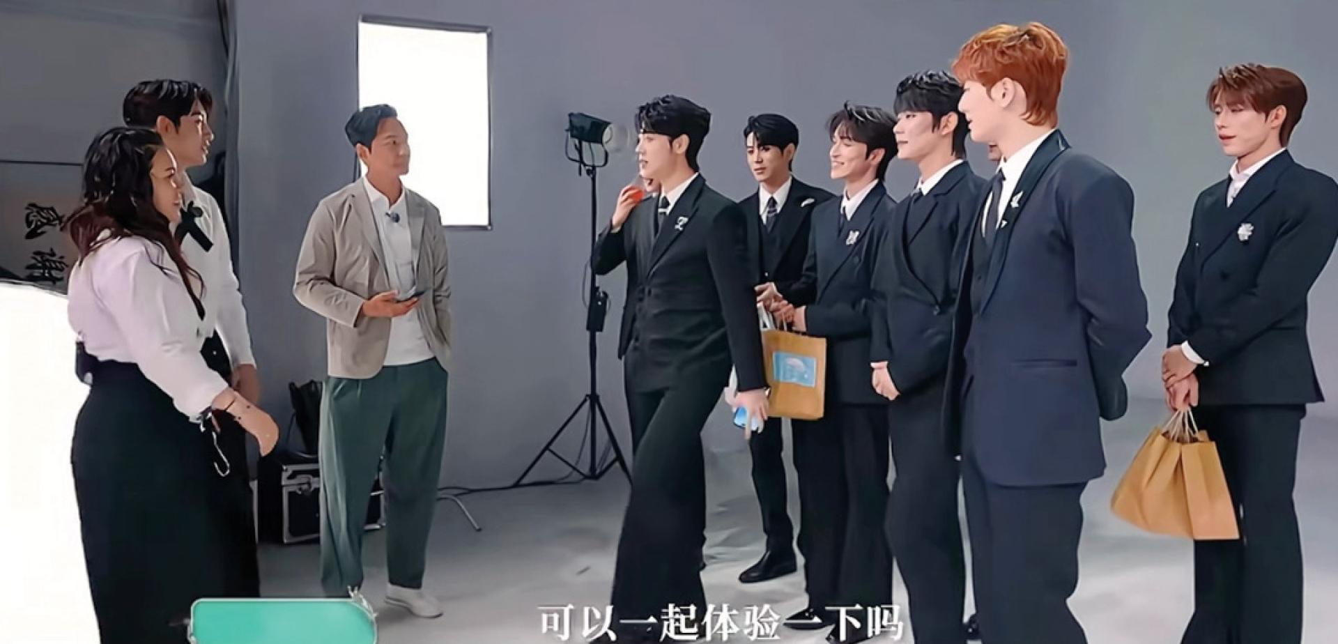 喜悦X邀请吴彦祖（左三）一起体验扫腿舞。