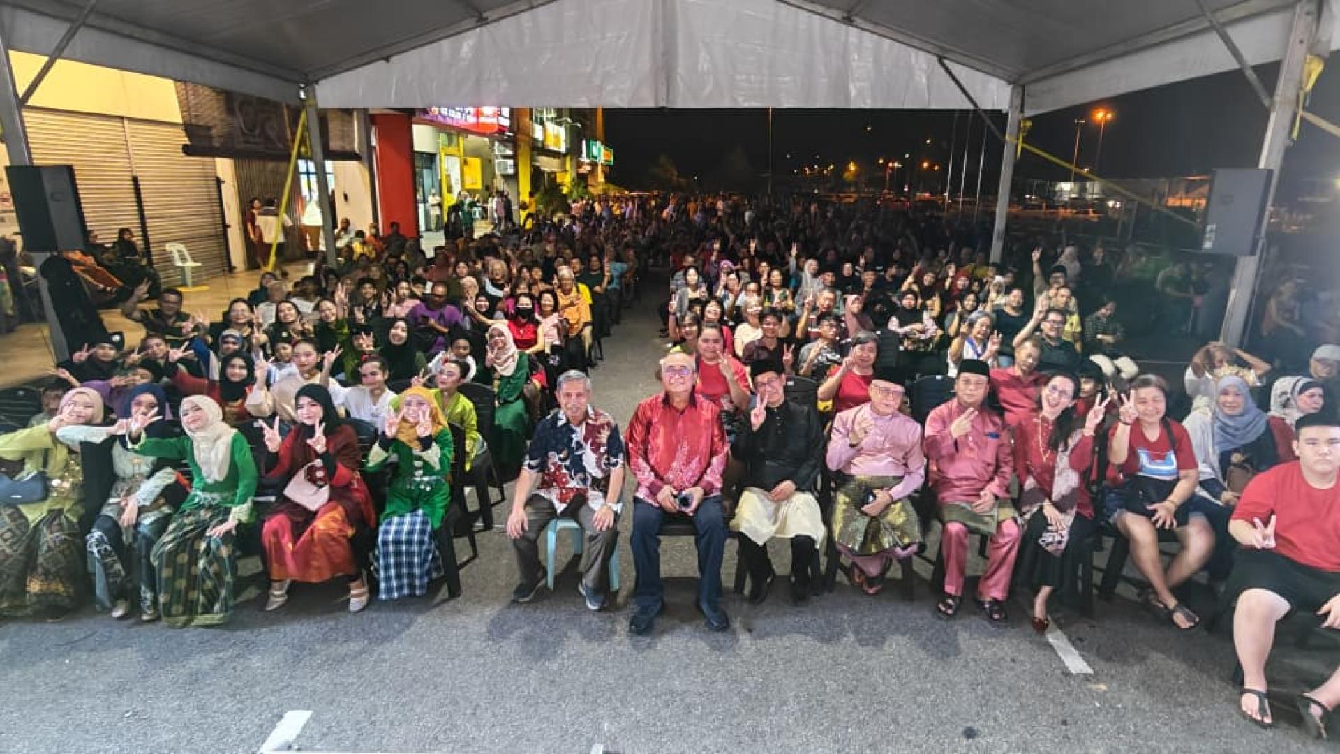 各族民众踊跃出席“与YB俞小珊共庆2026开斋汇演”活动，场面热闹，展现多元共融精神。左7为俞小珊。