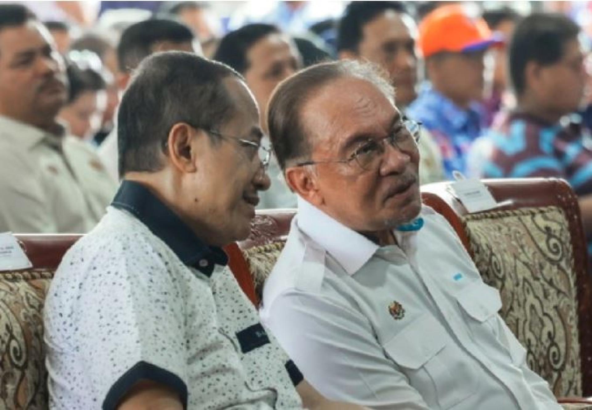 首相拿督斯里安华今日出席马江武吉巴容登嘉楼大学预科班学院动土仪式时摄。