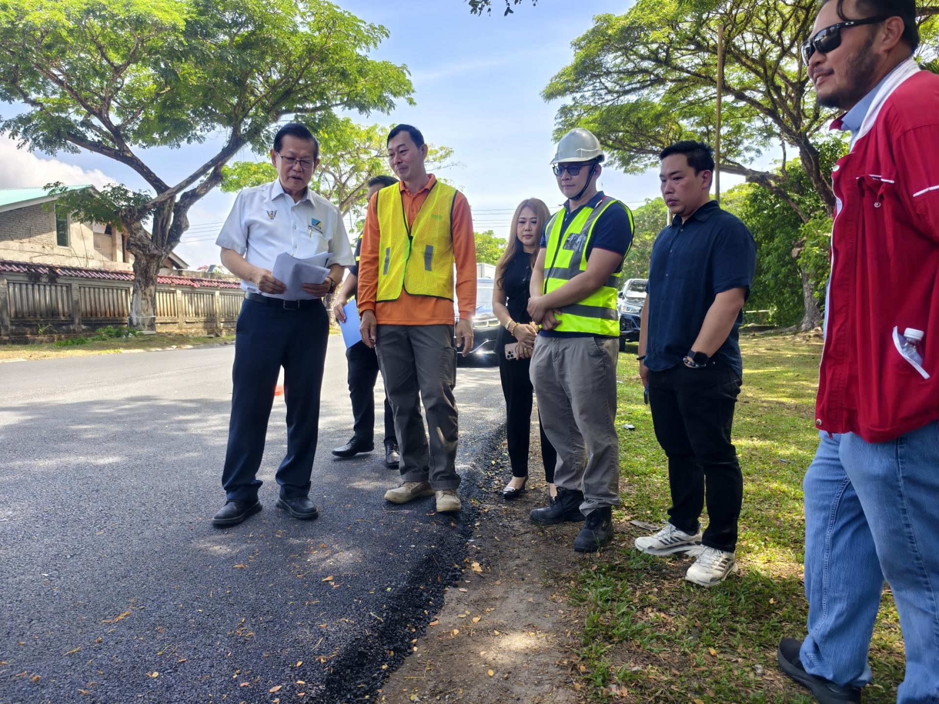 李景胜实地巡视史纳汀苏马路，听取代表汇报区内排水及道路情况。