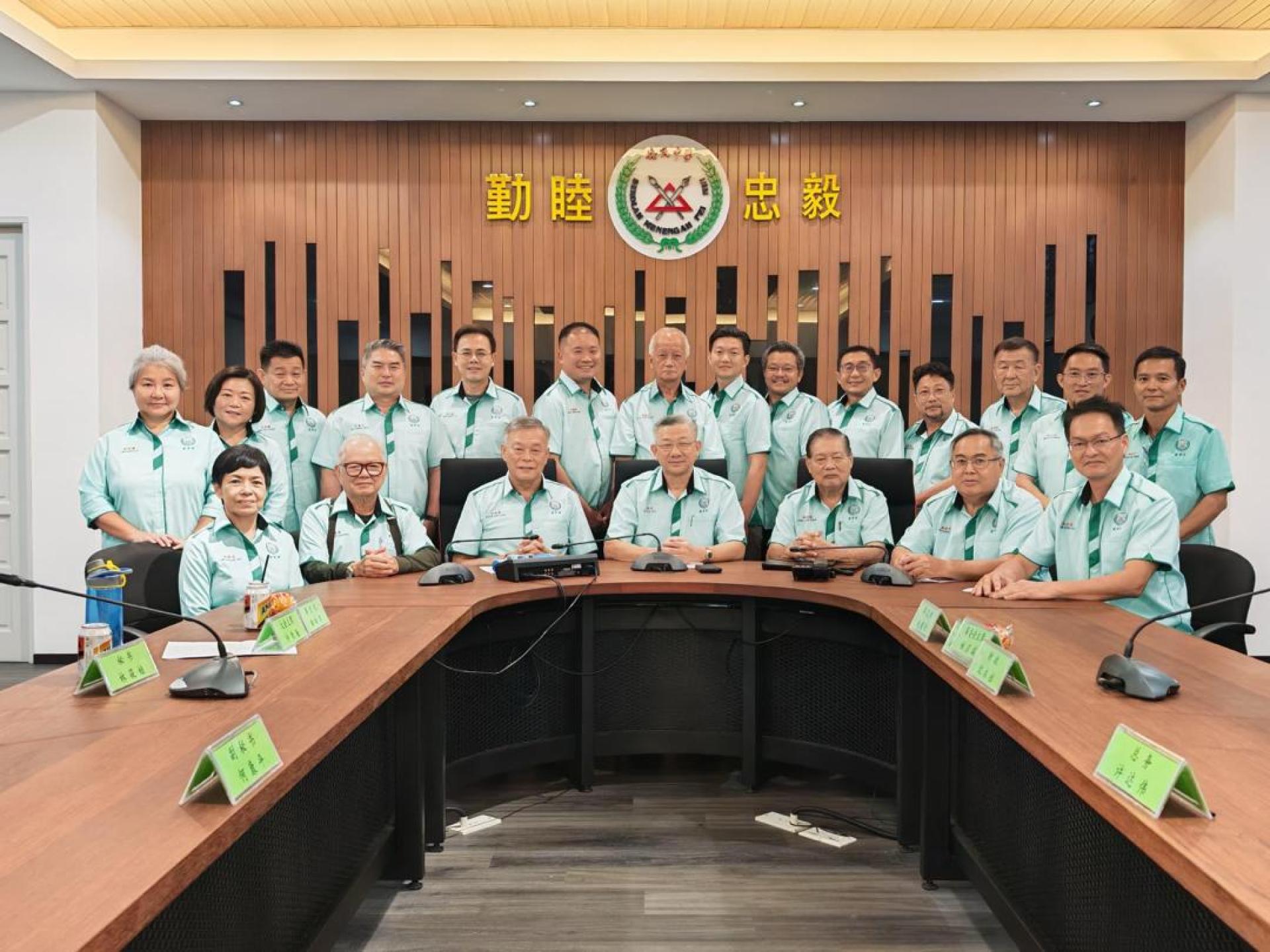 培民中学欢庆创校65周年纪念 “ 培民同心，传承创新 ” 校庆筹备委员会成员合影。左起为林筱娃、黄新漳、董事长许为隆、筹备委员会主席林启瑞、陈则胜、杨建利，以及沈木桂。