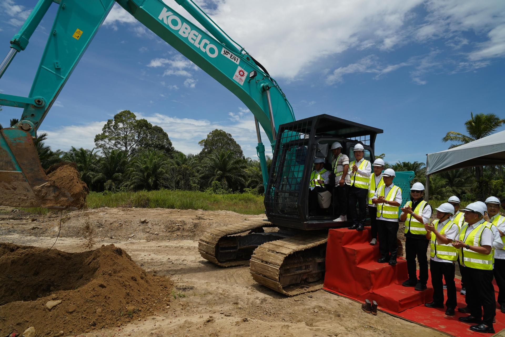 督阿玛道格拉斯为总值38亿令吉的美里—马鲁帝—姆禄（瓜拉玛里瑙）及弄拉玛—弄帕奈公路项目，第二启动配套第一阶段主持破土仪式。