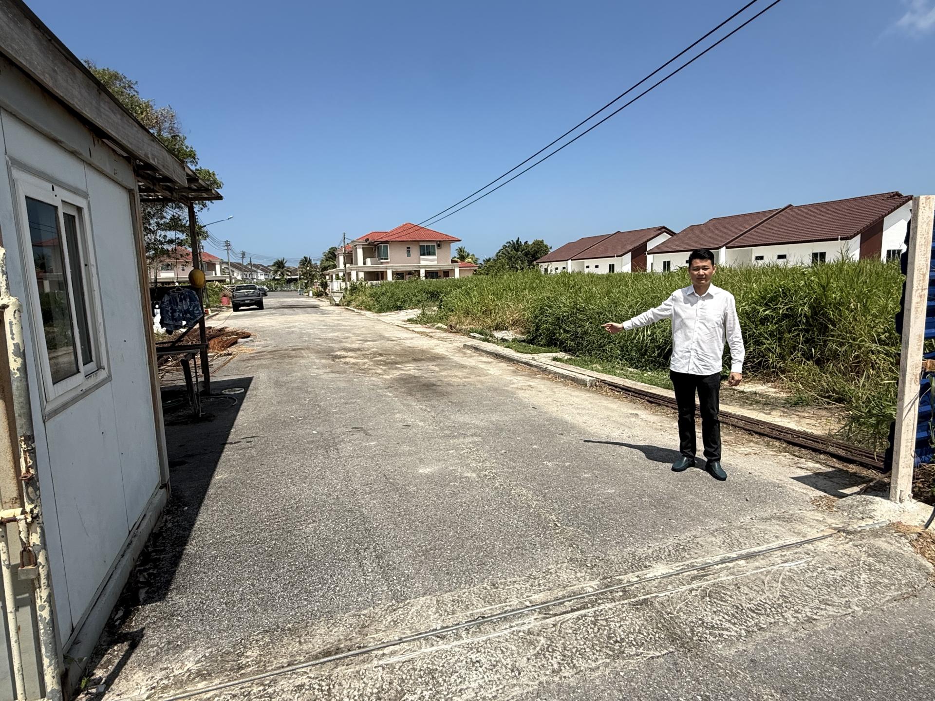 砂行动党秘书林思健在3月中旬巡视已经开通的高原山庄14巷的住宅区道路，并呼吁当局尽快拆除路旁建筑物，以策安全。