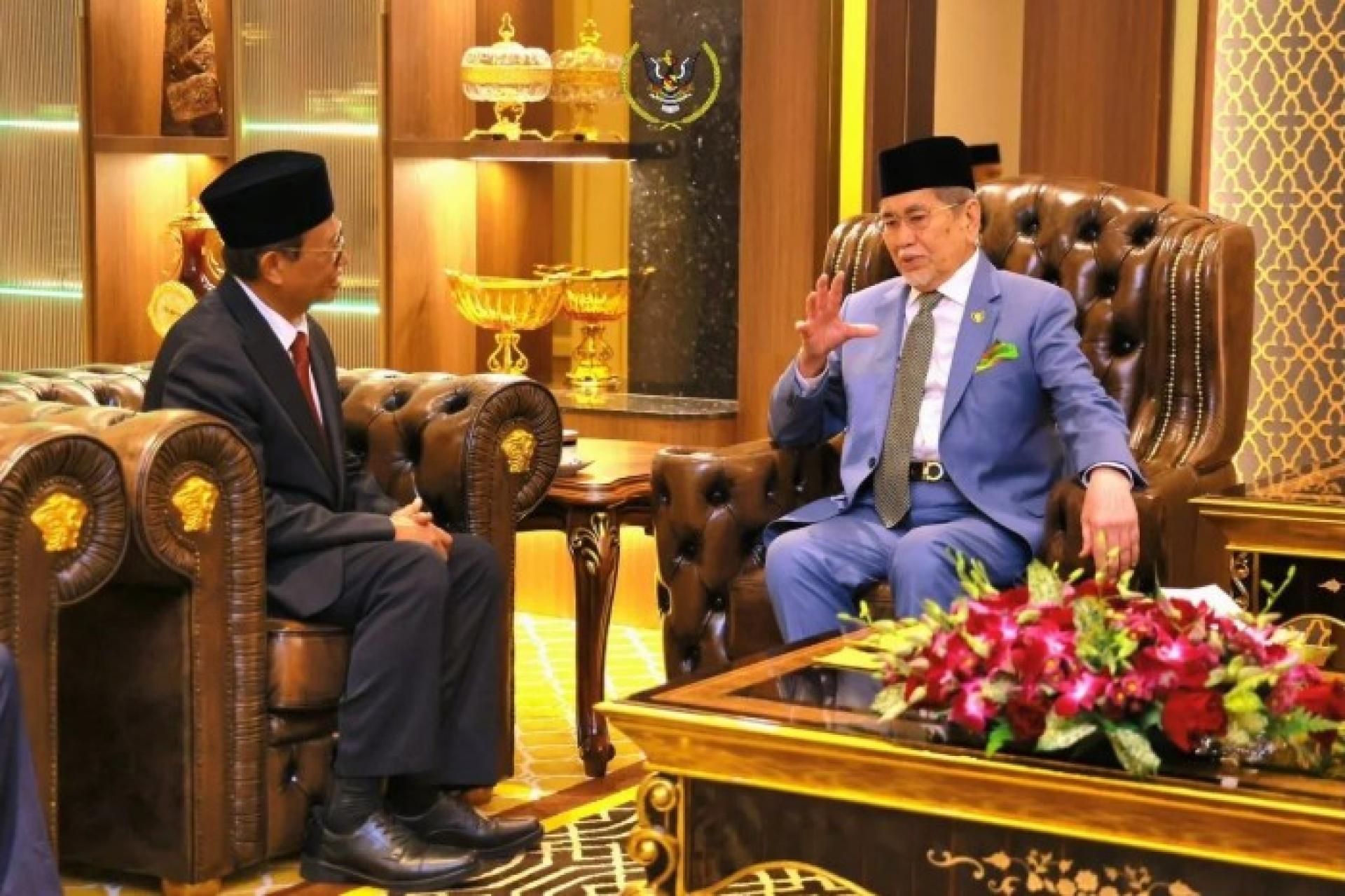 敦旺朱乃迪在州元首府接见阿末沙比里及FELDA代表团。