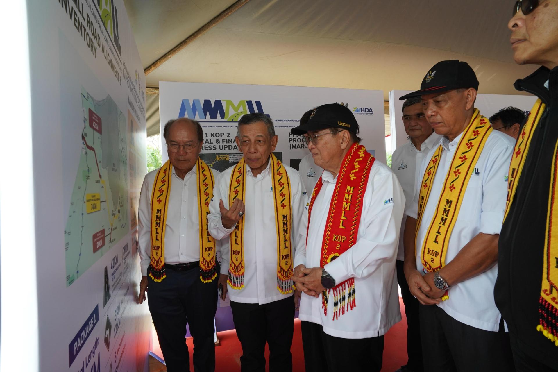 拿督阿玛道格拉斯（右2）在聆听工程计划汇报。