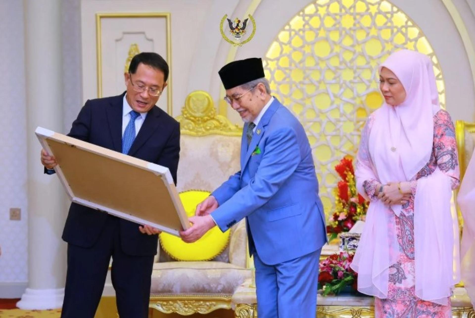 敦旺朱乃迪与夫人接收邢卫平赠送纪念品。