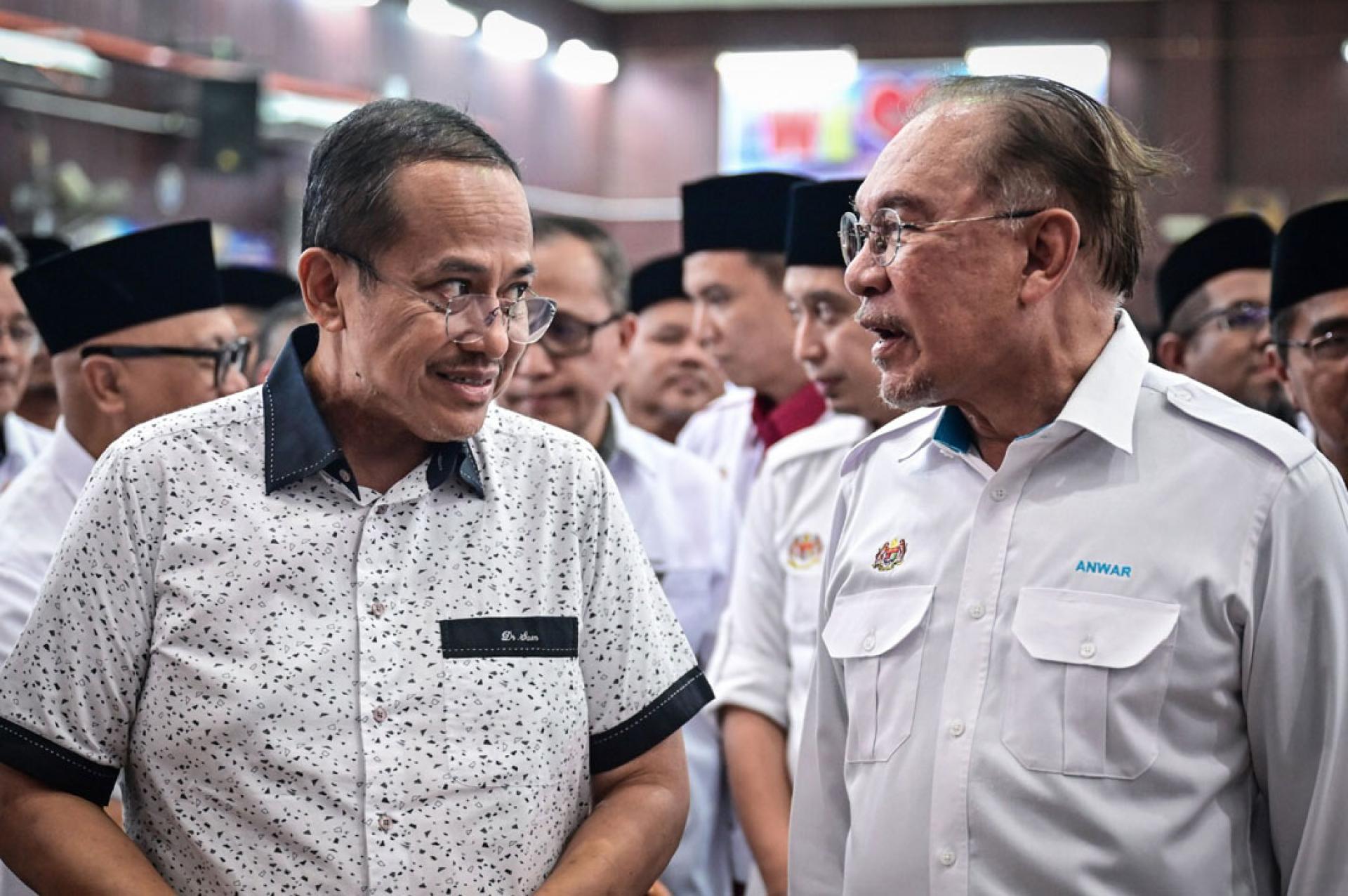 安华（右）和登嘉楼大臣拿督斯里阿末山苏里一同出席登嘉楼诵读可兰经学生昌明交流活动。