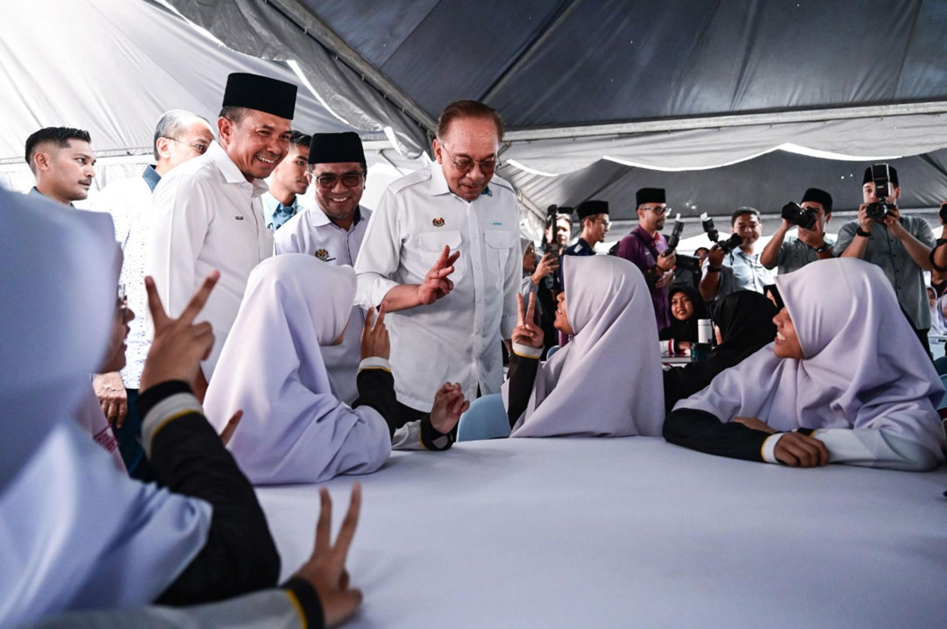 安华与学生交流。