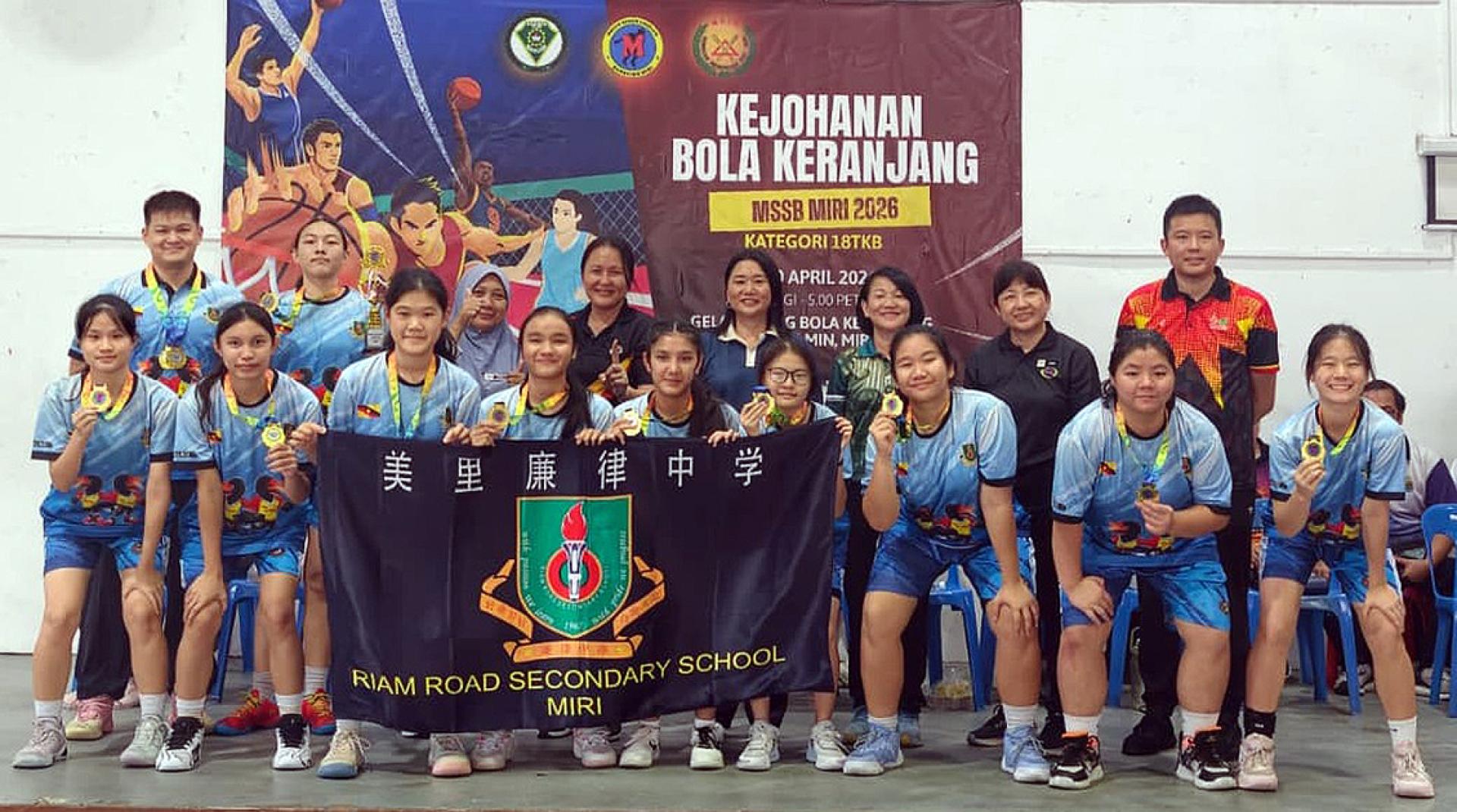 廉中女子篮球队卫冕冠军，完成14连霸。