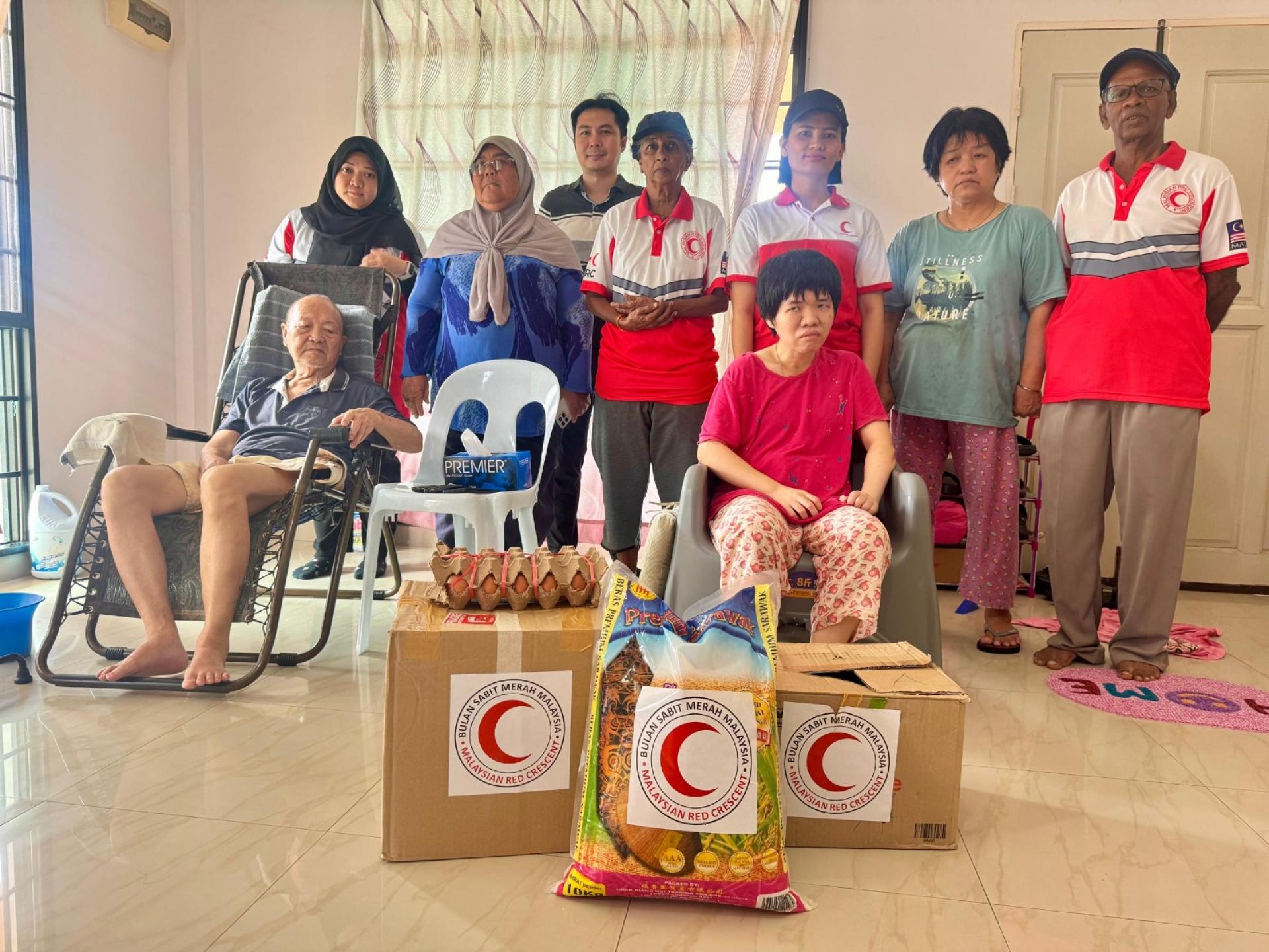 美里红新月会展开慈善探访活动，援助有需要的低收入家庭。