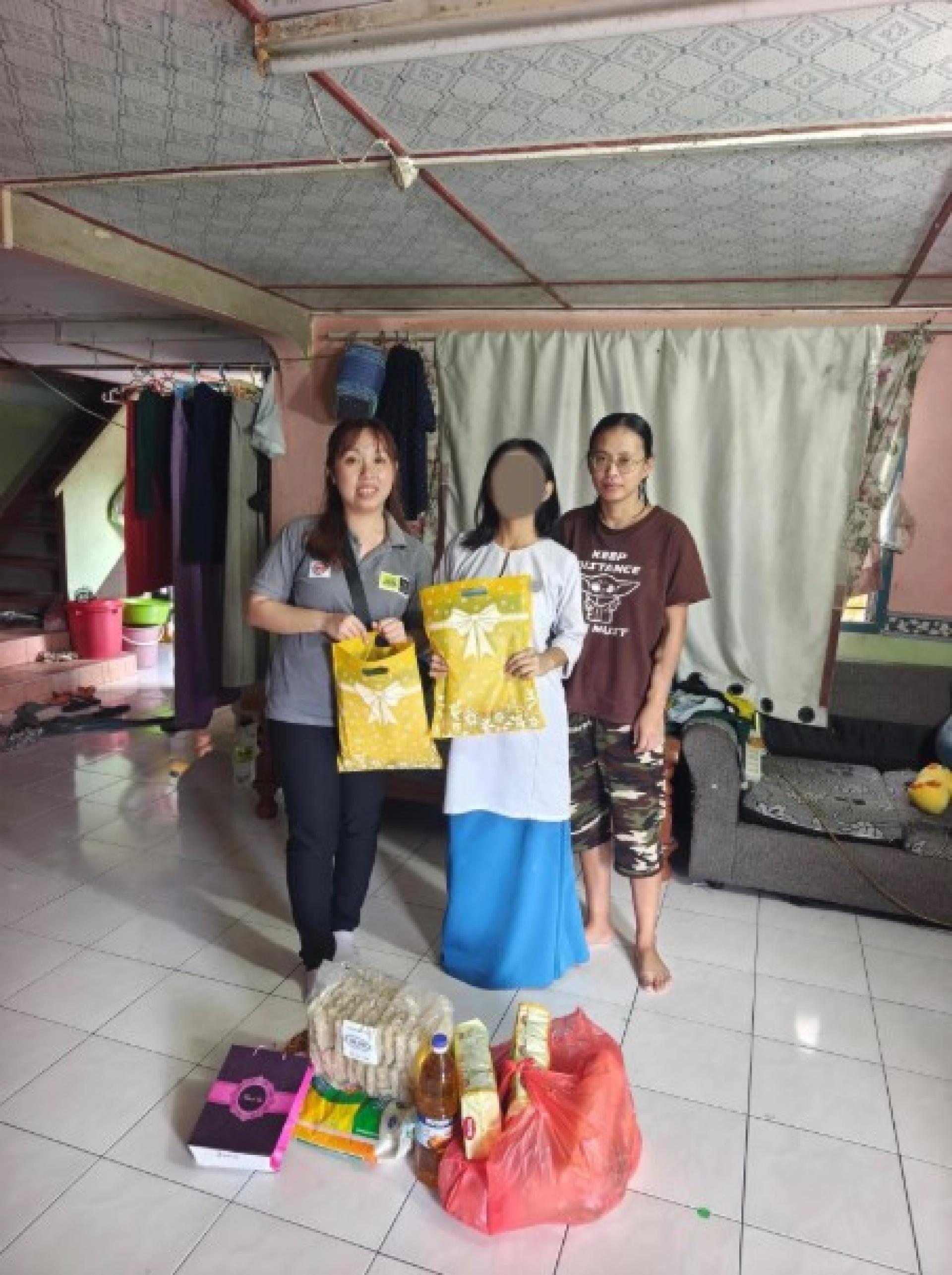 希望之家代表Mary Vun（左）与美莉安及其女儿合影。