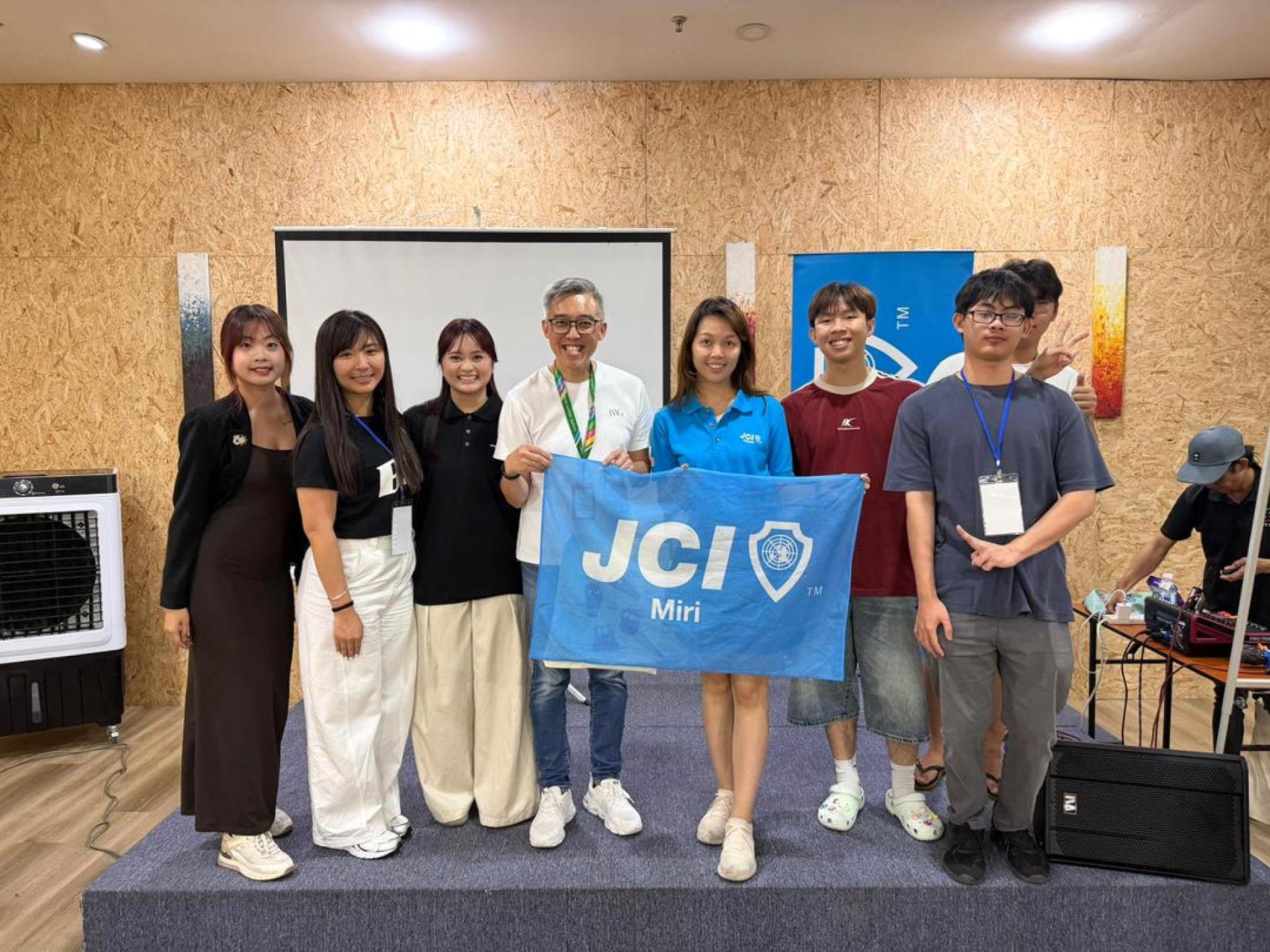 由筹委会主席钟欣颖（左5）带领团队成功举办本次理财启蒙活动，并邀请主讲嘉宾张勇发院长（左4）分享理财知识，现场反应热烈。