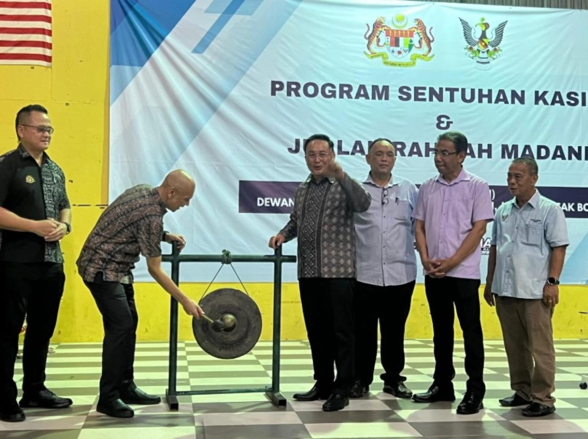 阿米占（左2）为“欢乐时段”昌明关爱促销活动主持开幕。