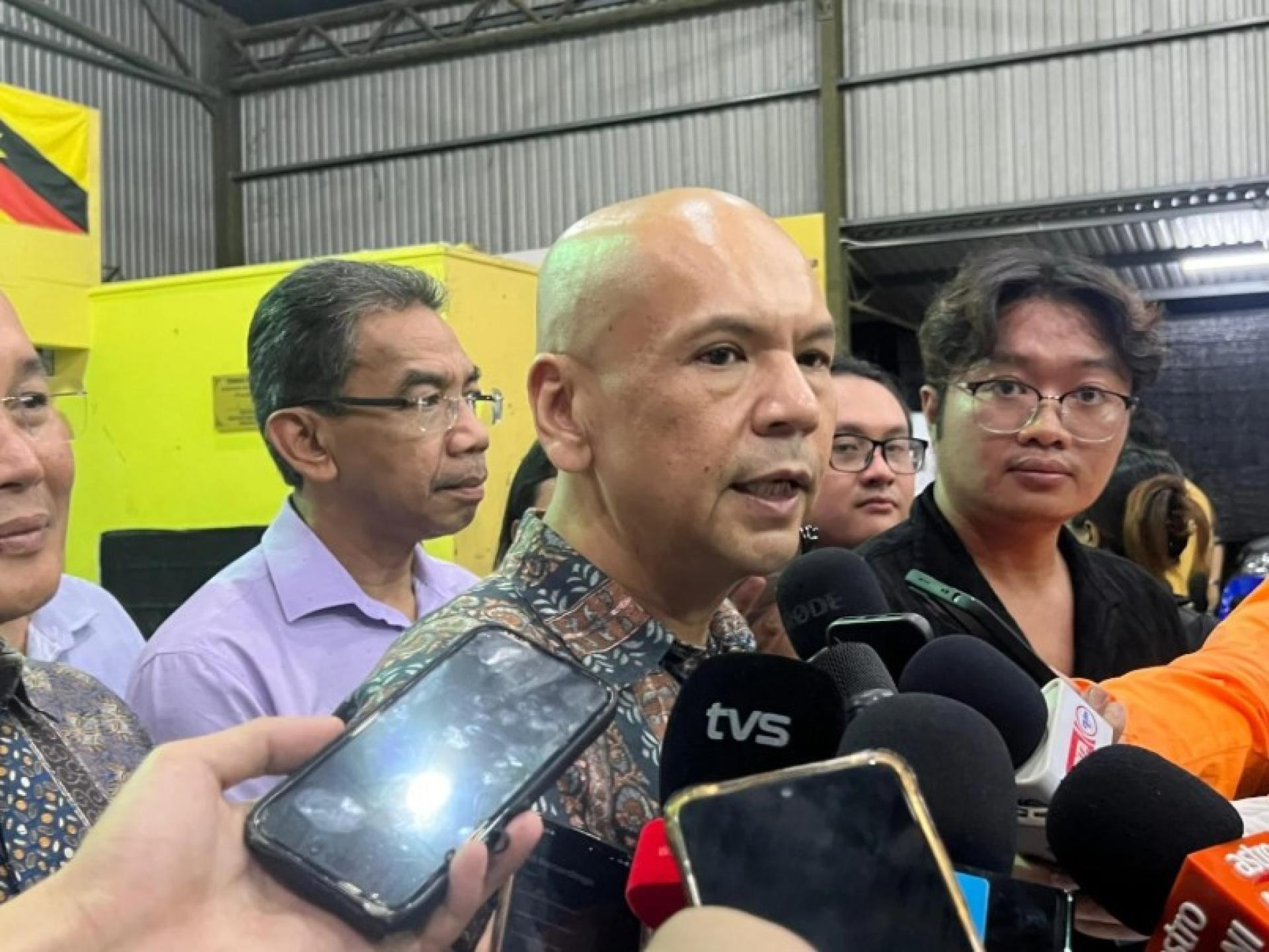 阿米占·阿里接受媒体访问。