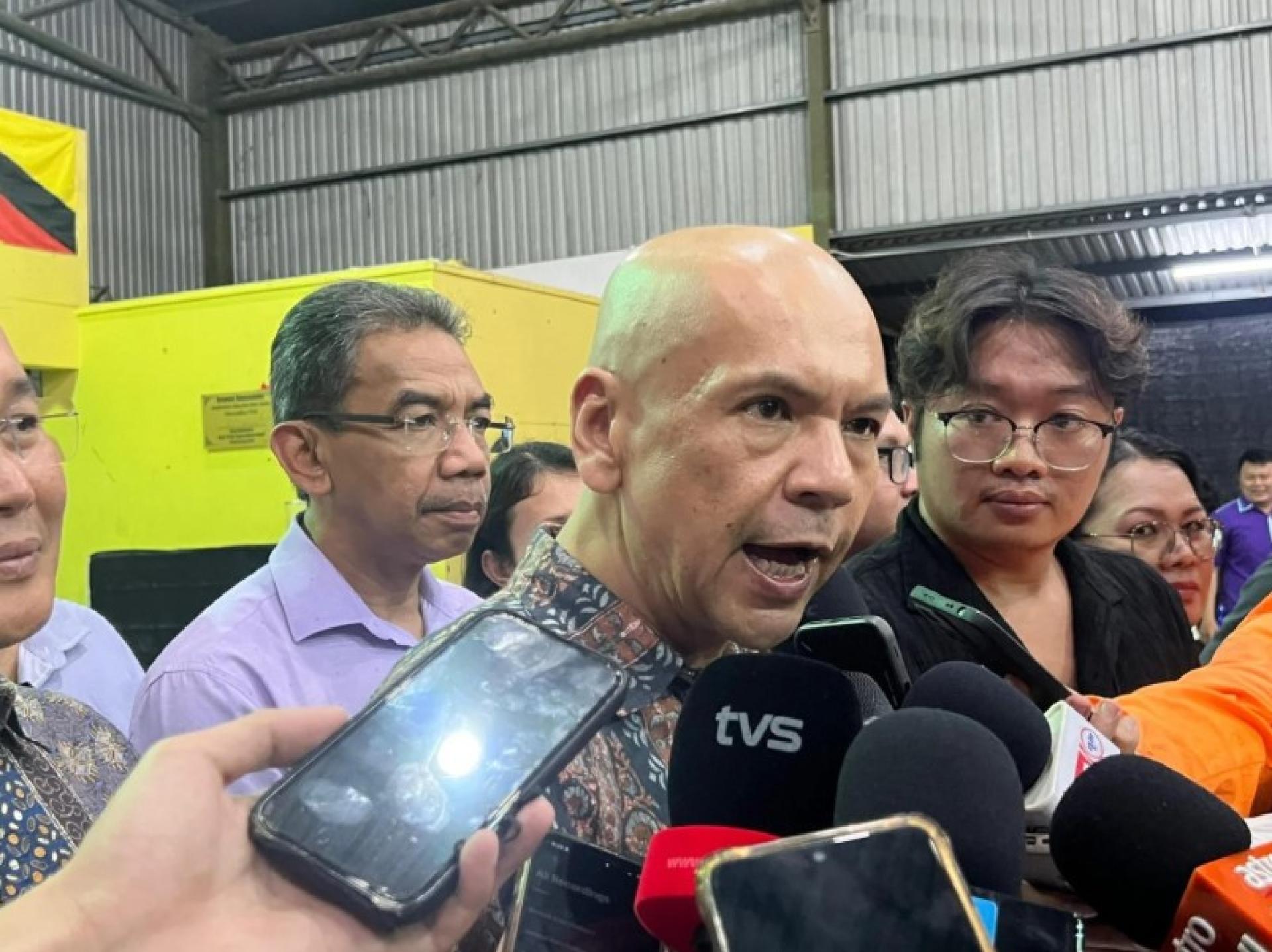 阿米占·阿里向媒体发言。