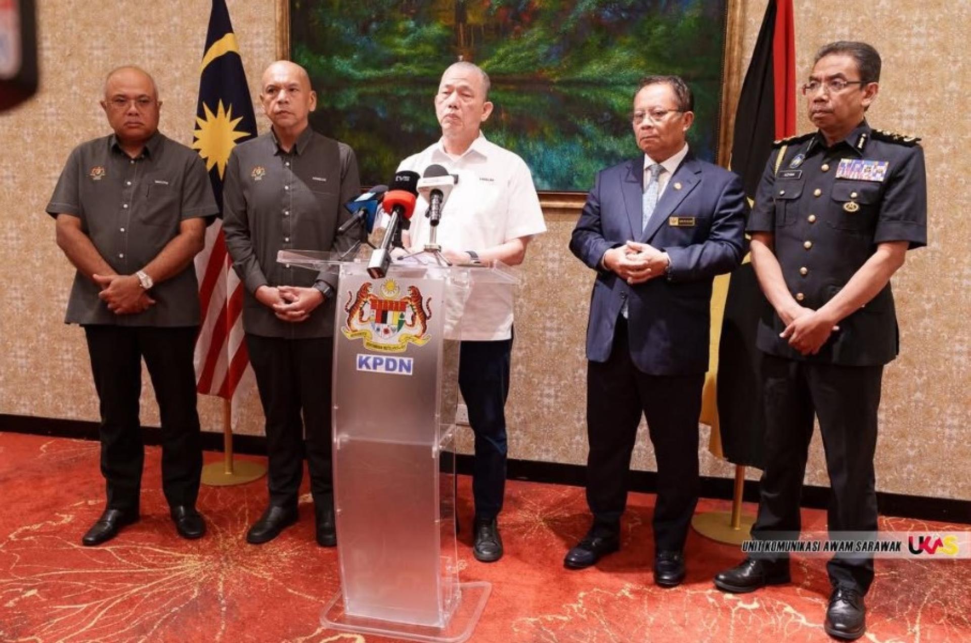 法迪拉（中）在记者会上发言。 照片：砂拉越公共通讯单位