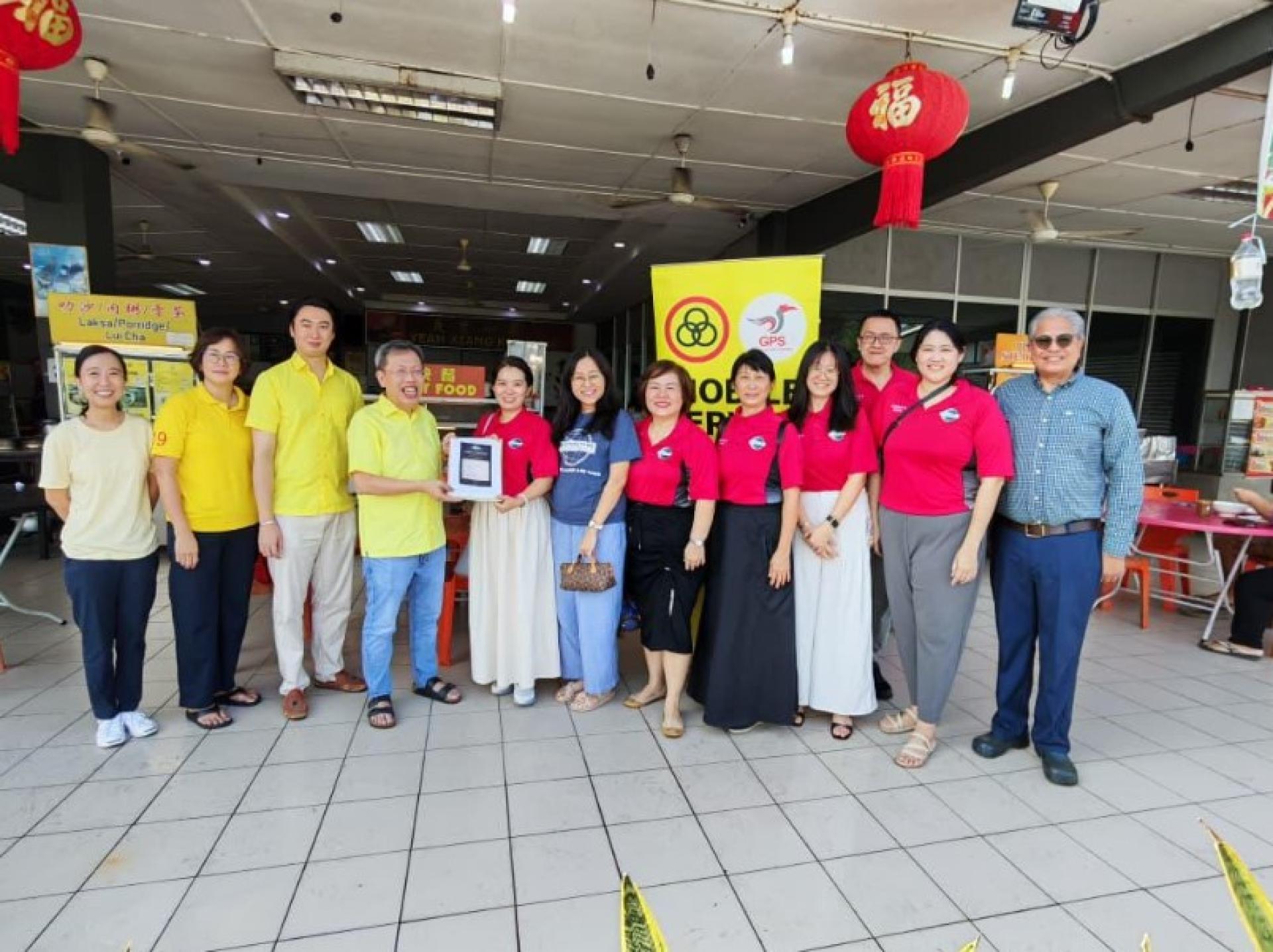 Joanna Then（左5）向沈桂贤移交正式邀请函。